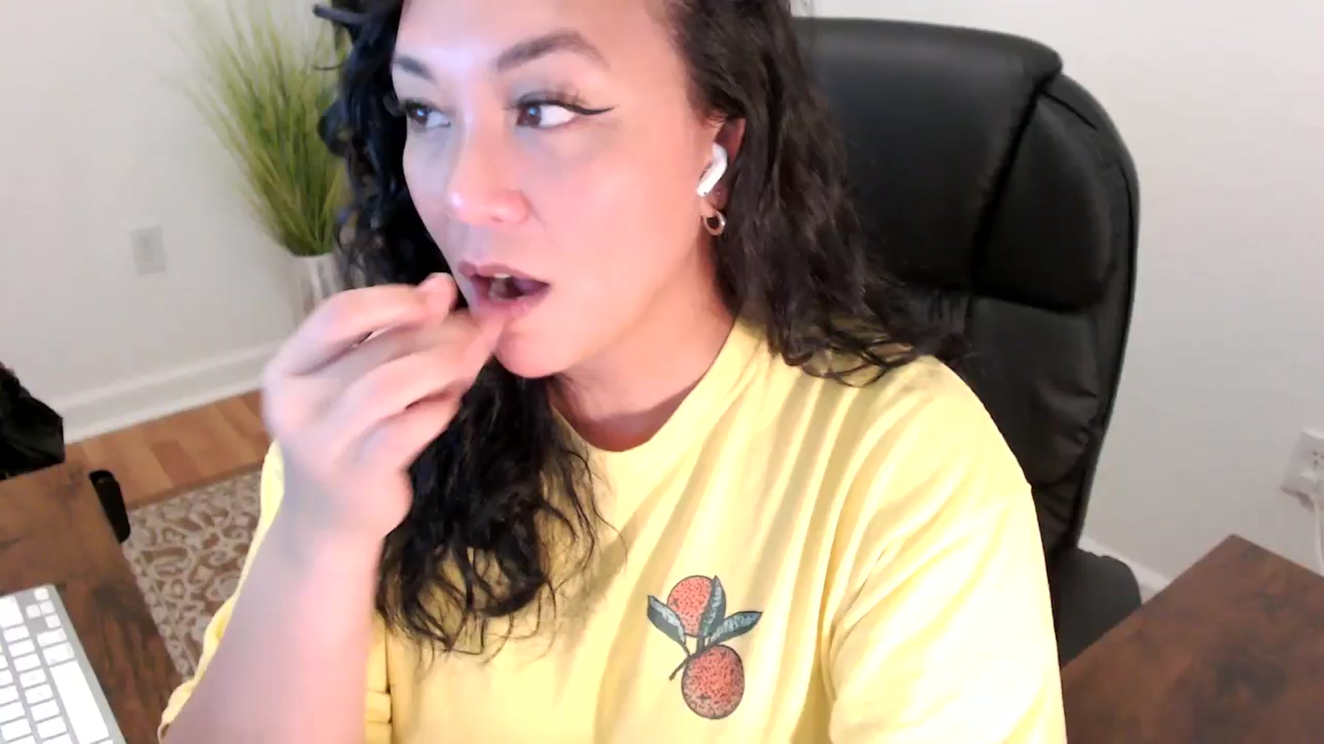 Gallery image thumbnail from MickaylaStar's myfreecams stream on, 06/02/2025, 19:12 image 6 of 20