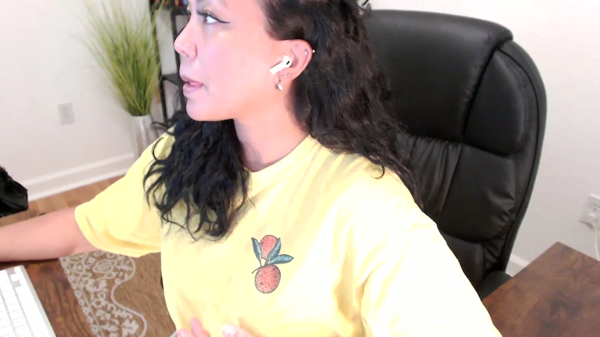 Gallery image thumbnail from MickaylaStar's myfreecams stream on, 06/02/2025, 19:12 image 10 of 20