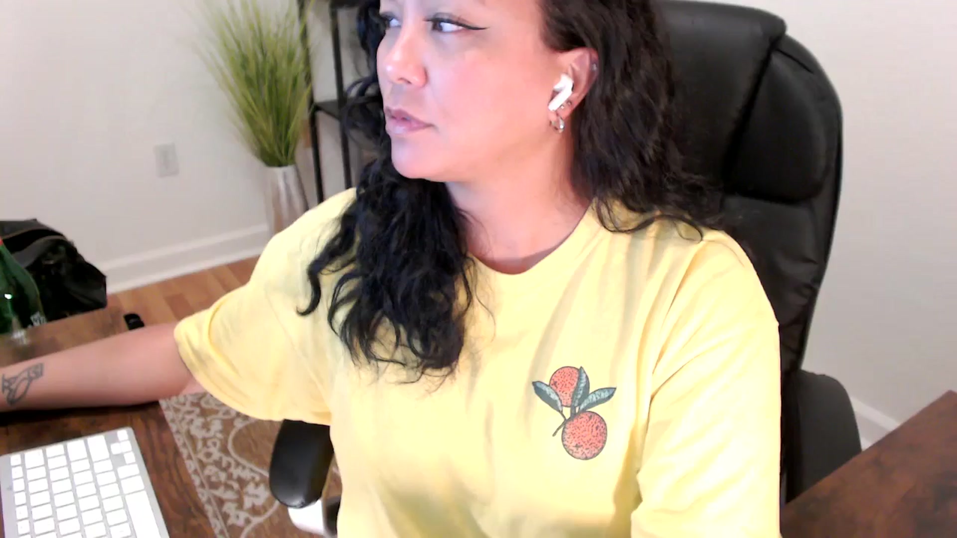 Gallery image thumbnail from MickaylaStar's myfreecams stream on, 06/02/2025, 19:49 image 16 of 20