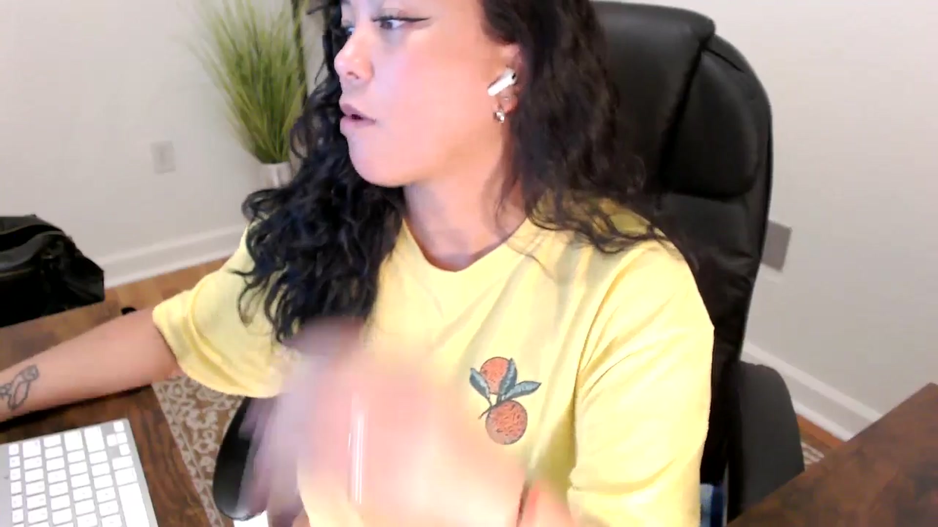 Gallery image thumbnail from MickaylaStar's myfreecams stream on, 06/02/2025, 20:28 image 14 of 20