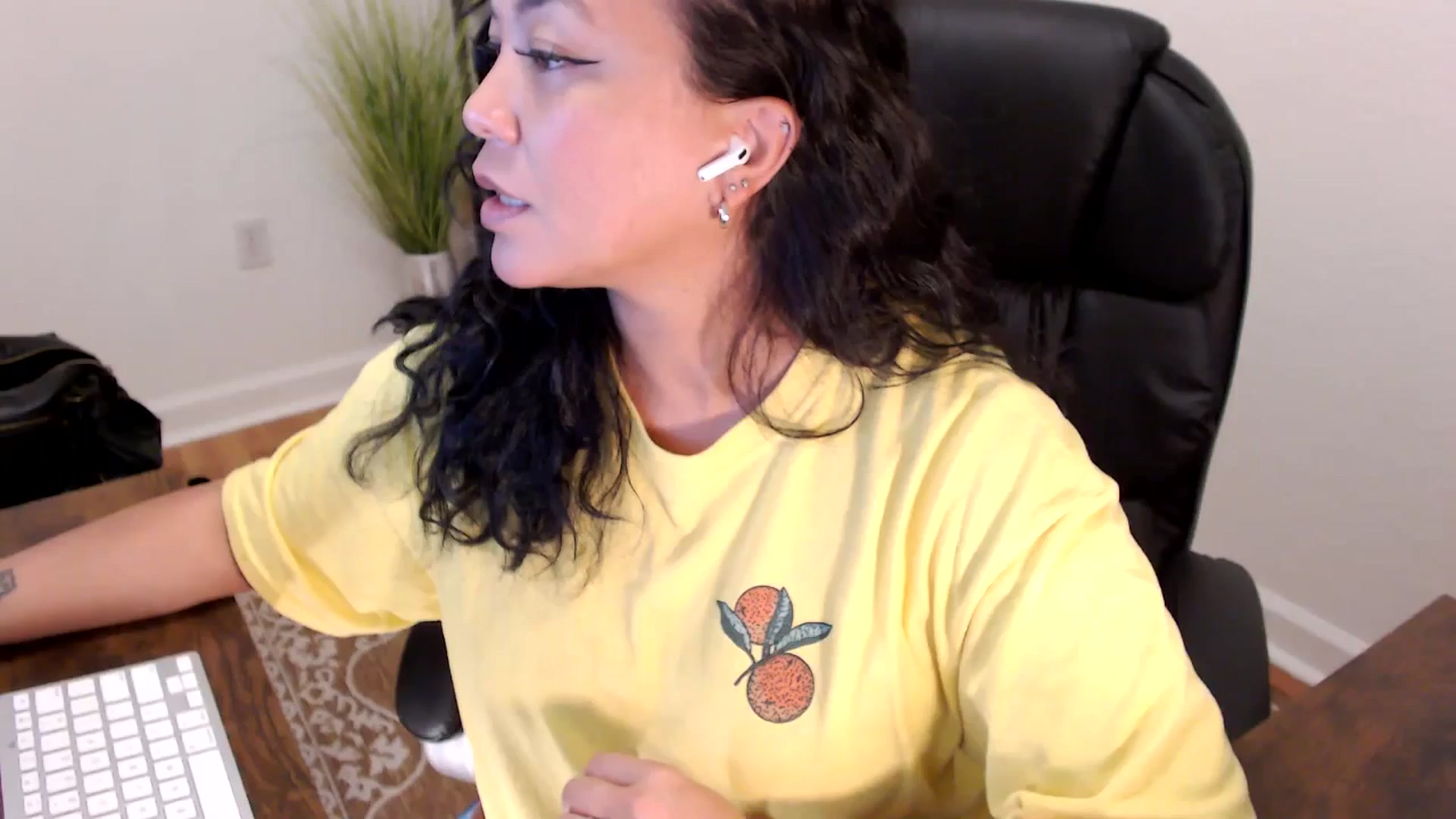 Gallery image thumbnail from MickaylaStar's myfreecams stream on, 06/02/2025, 20:28 image 6 of 20