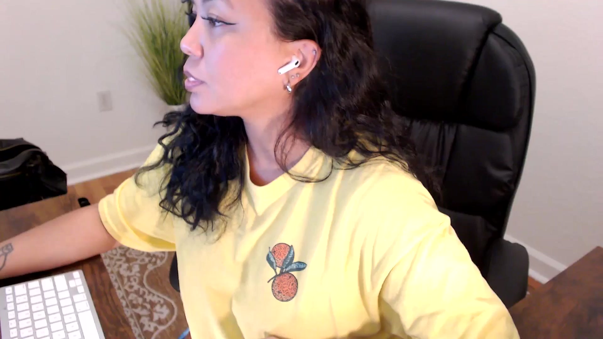 Gallery image thumbnail from MickaylaStar's myfreecams stream on, 06/02/2025, 20:28 image 7 of 20