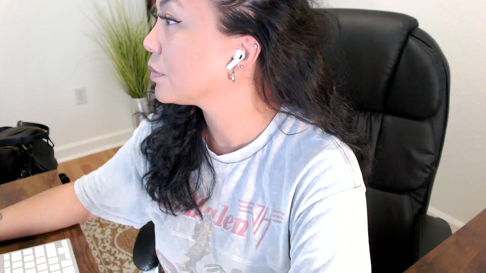 Gallery image thumbnail from MickaylaStar's myfreecams stream on, 06/03/2025, 17:39 image 12 of 20
