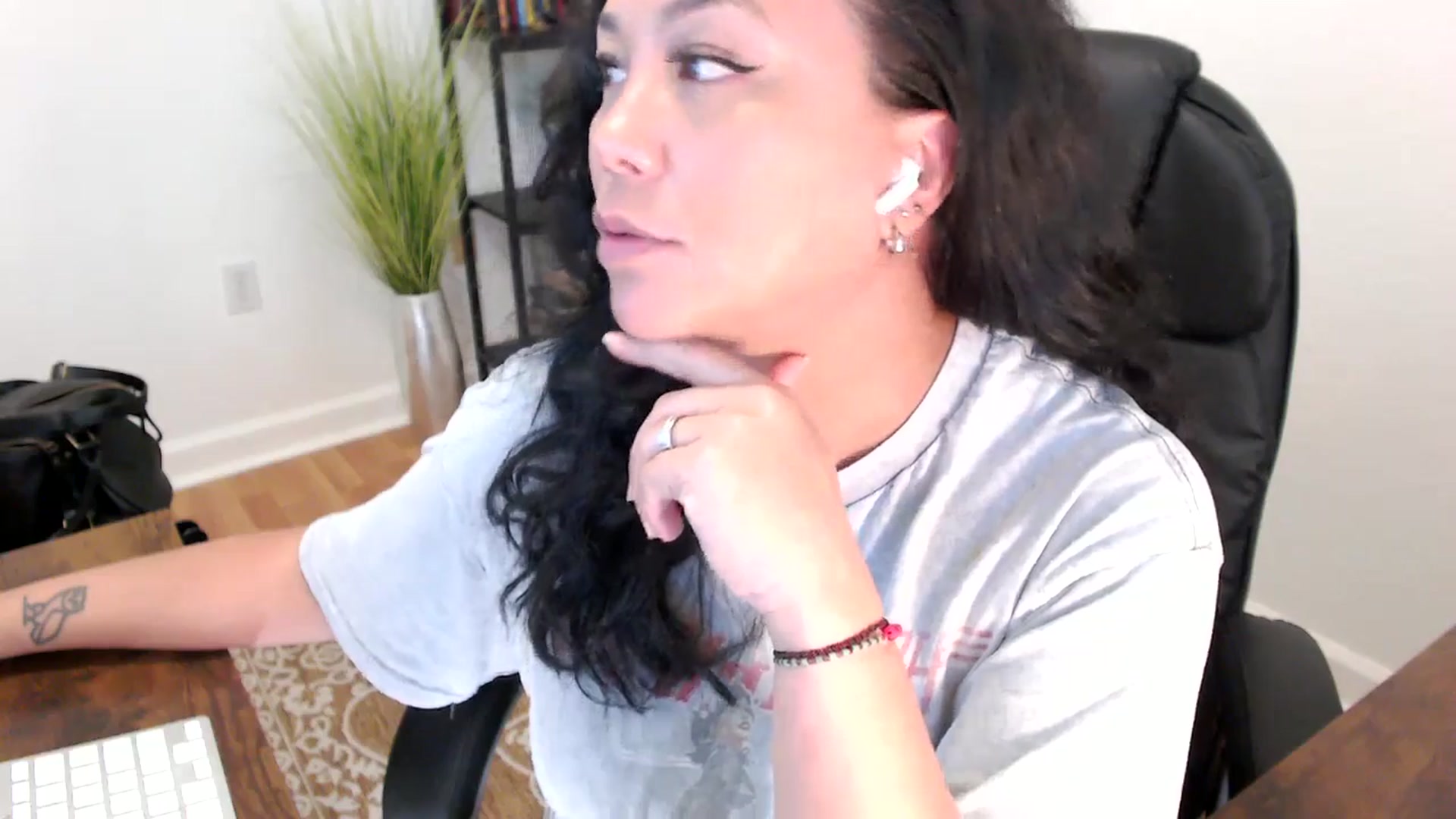 Gallery image thumbnail from MickaylaStar's myfreecams stream on, 06/03/2025, 17:39 image 19 of 20