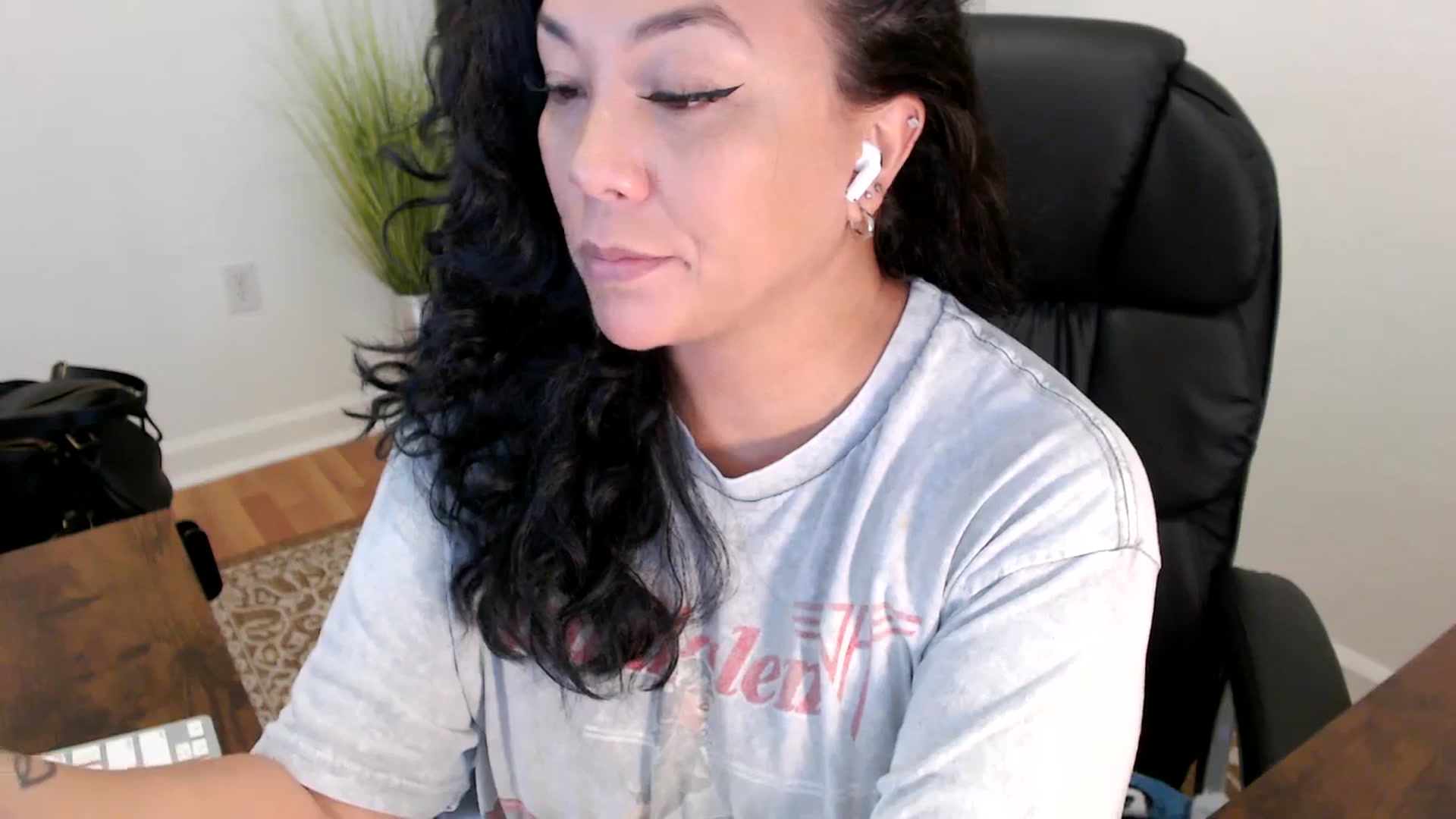 Gallery image thumbnail from MickaylaStar's myfreecams stream on, 06/03/2025, 17:39 image 2 of 20
