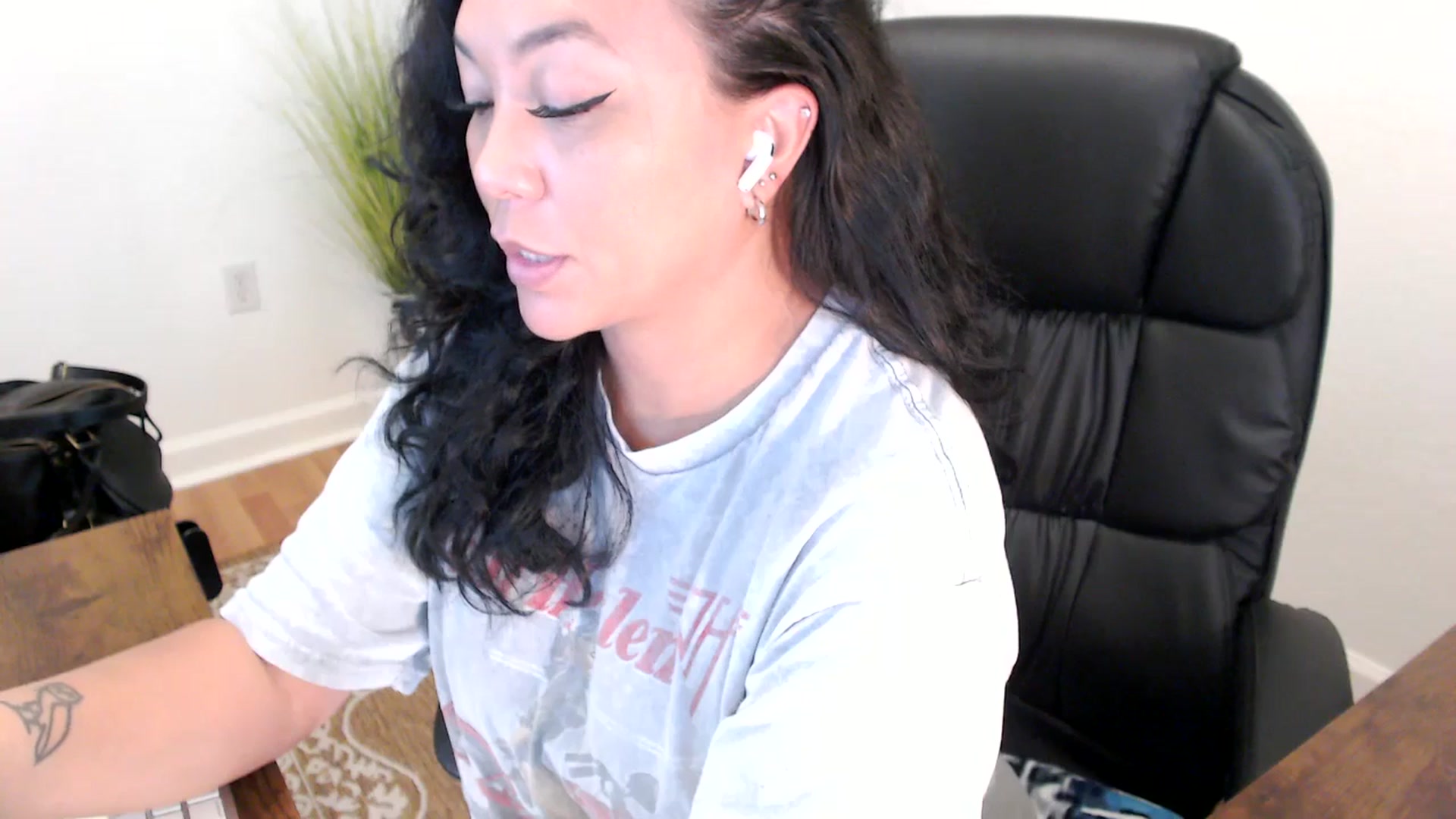 Gallery image thumbnail from MickaylaStar's myfreecams stream on, 06/03/2025, 17:39 image 8 of 20