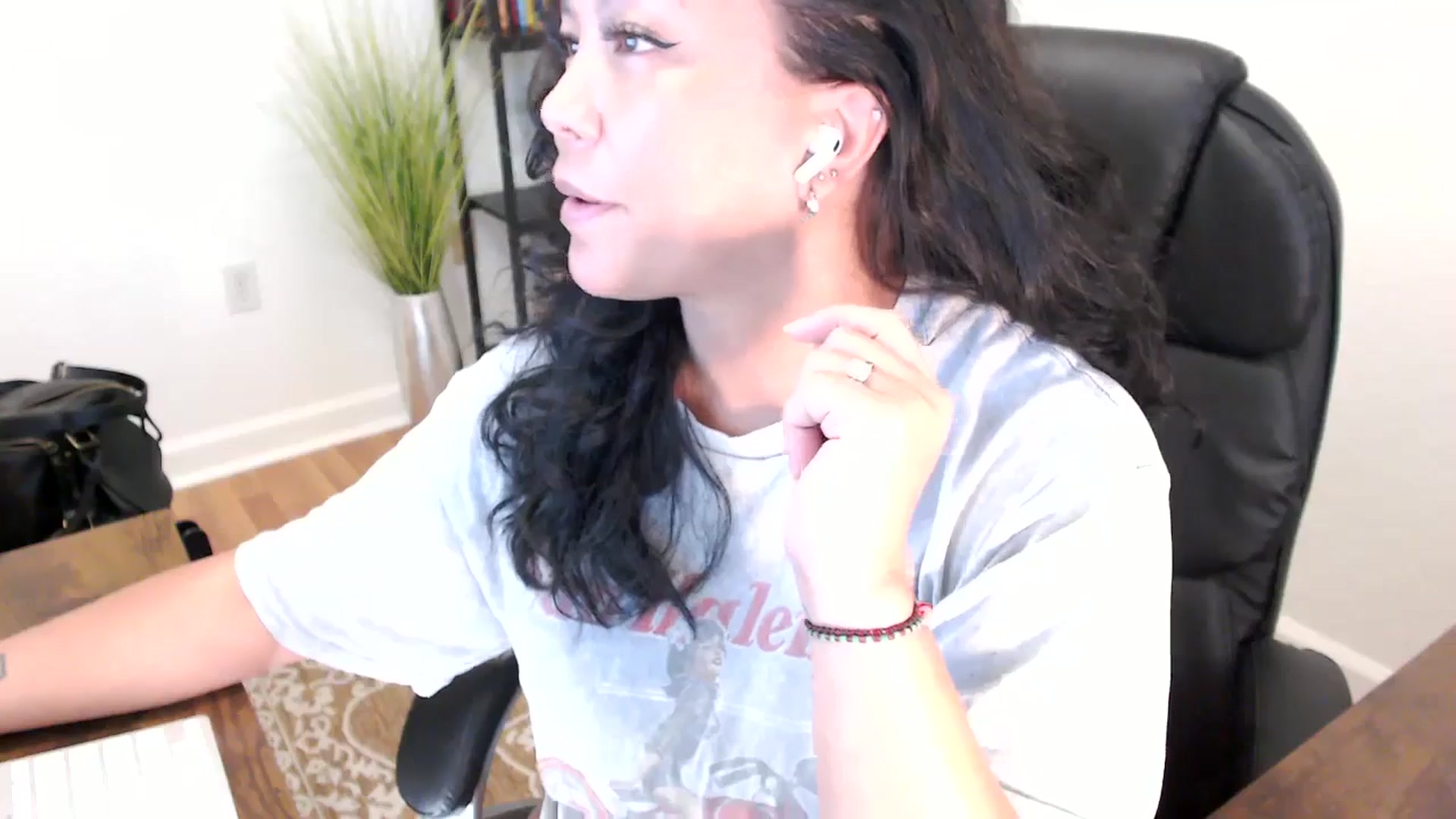 Gallery image thumbnail from MickaylaStar's myfreecams stream on, 06/03/2025, 17:39 image 14 of 20