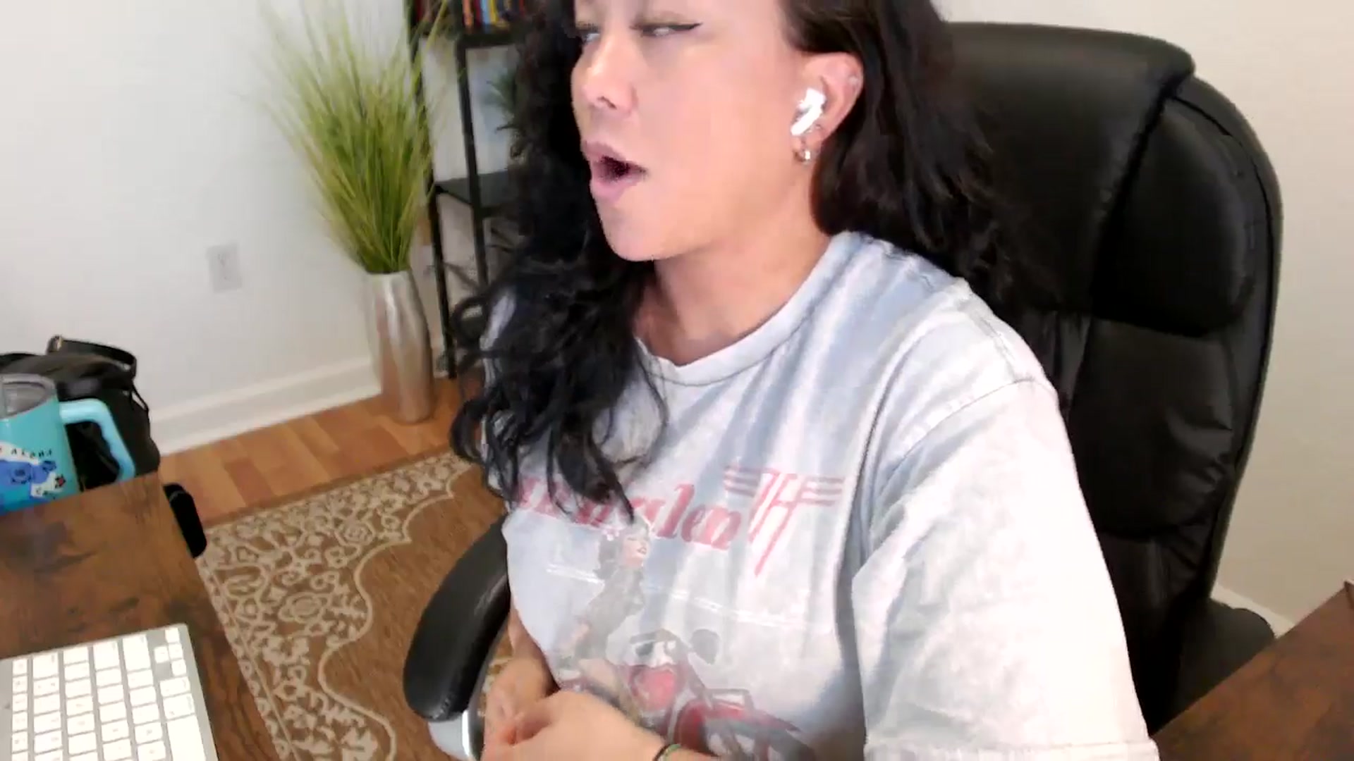 Gallery image thumbnail from MickaylaStar's myfreecams stream on, 06/03/2025, 19:21 image 5 of 20