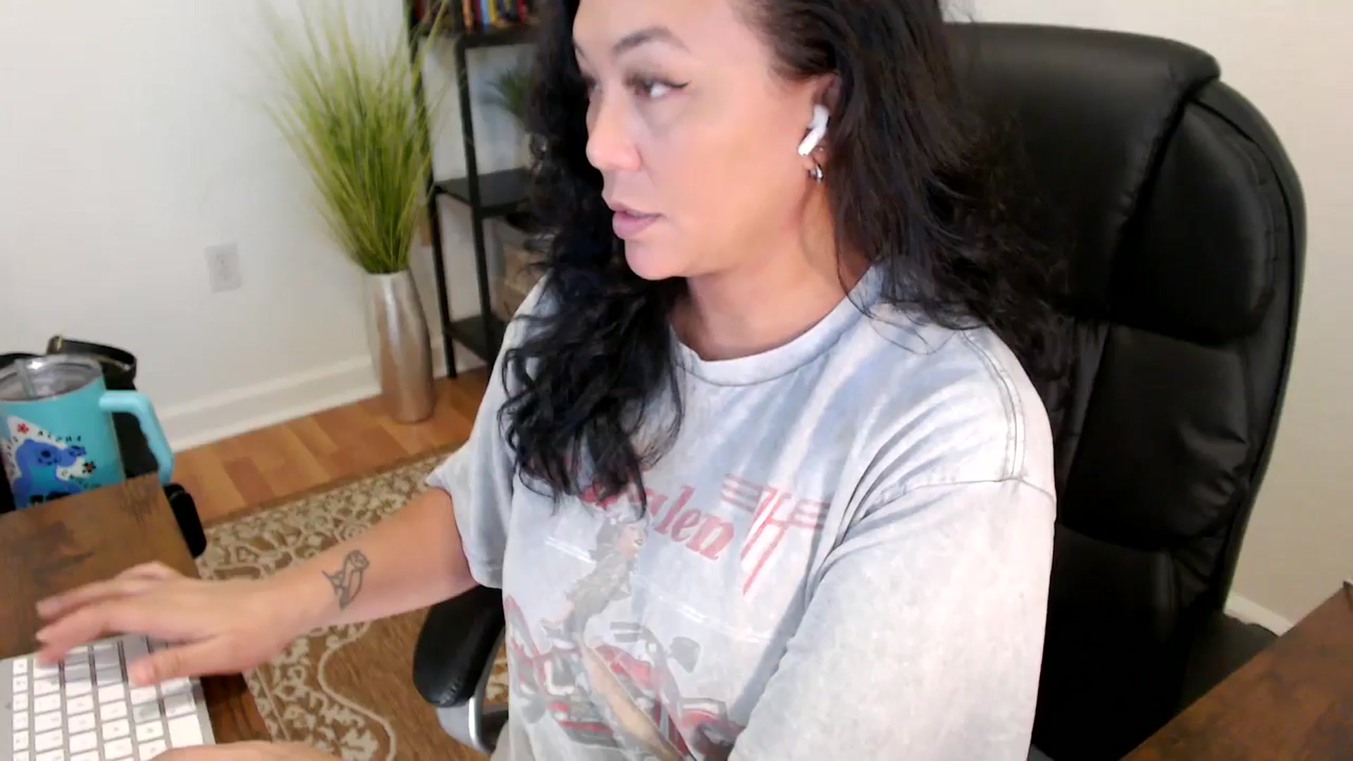 Gallery image thumbnail from MickaylaStar's myfreecams stream on, 06/03/2025, 19:21 image 1 of 20