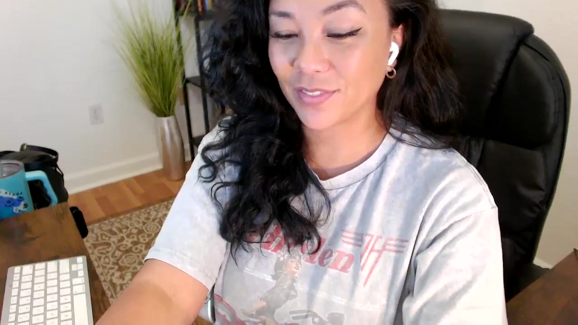 Gallery image thumbnail from MickaylaStar's myfreecams stream on, 06/03/2025, 19:21 image 17 of 20