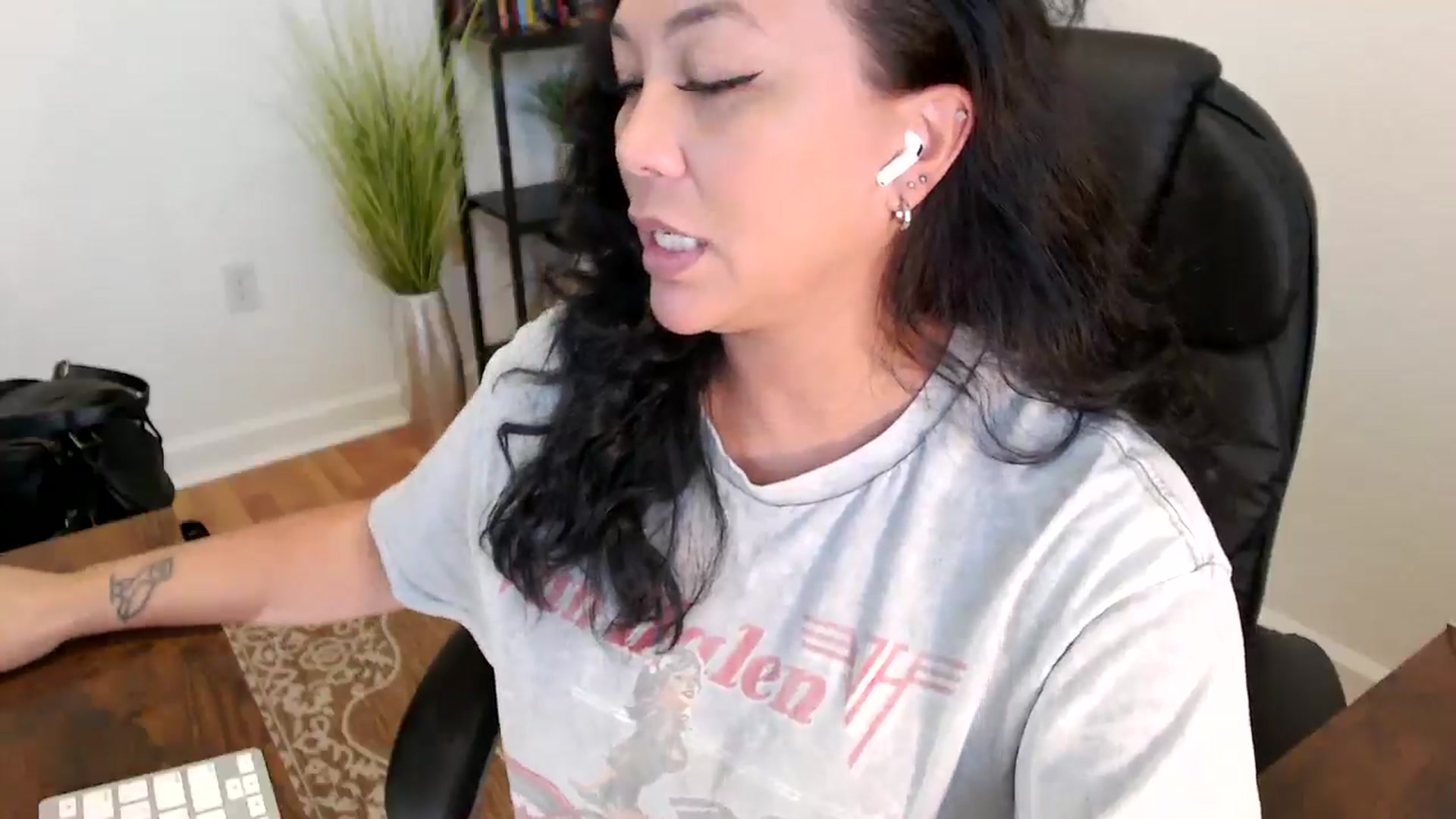 Gallery image thumbnail from MickaylaStar's myfreecams stream on, 06/03/2025, 19:38 image 5 of 20