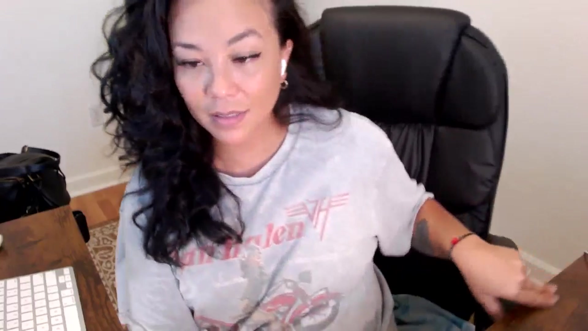 Gallery image thumbnail from MickaylaStar's myfreecams stream on, 06/03/2025, 19:38 image 4 of 20