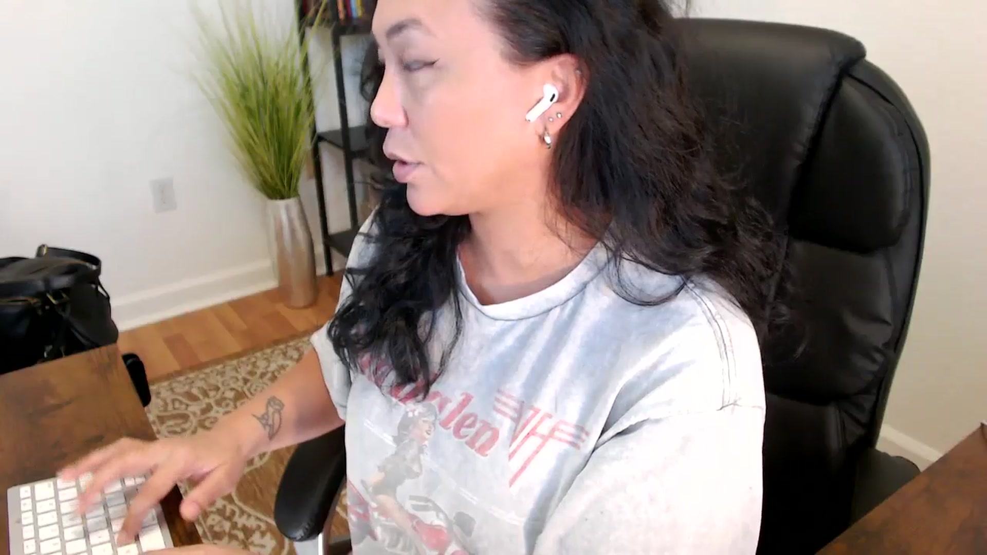 Gallery image thumbnail from MickaylaStar's myfreecams stream on, 06/03/2025, 19:38 image 6 of 20