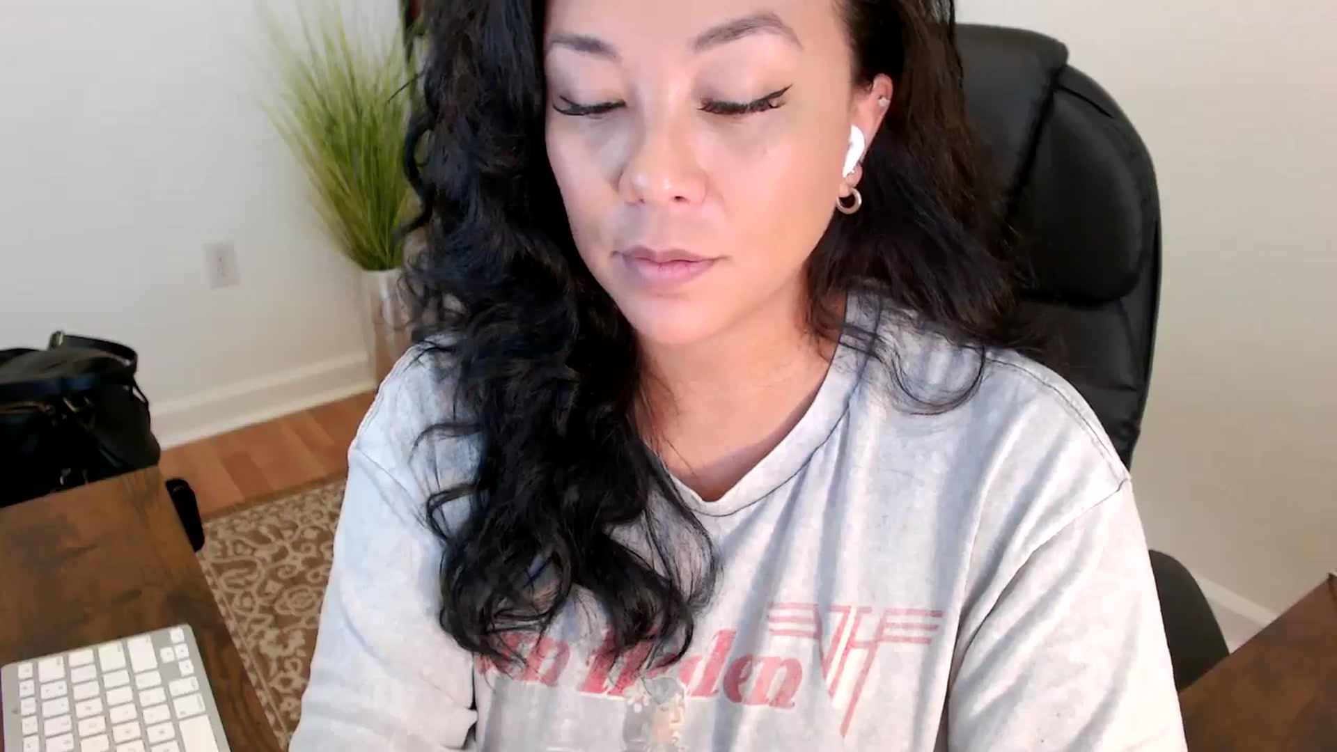 Gallery image thumbnail from MickaylaStar's myfreecams stream on, 06/03/2025, 19:38 image 12 of 20