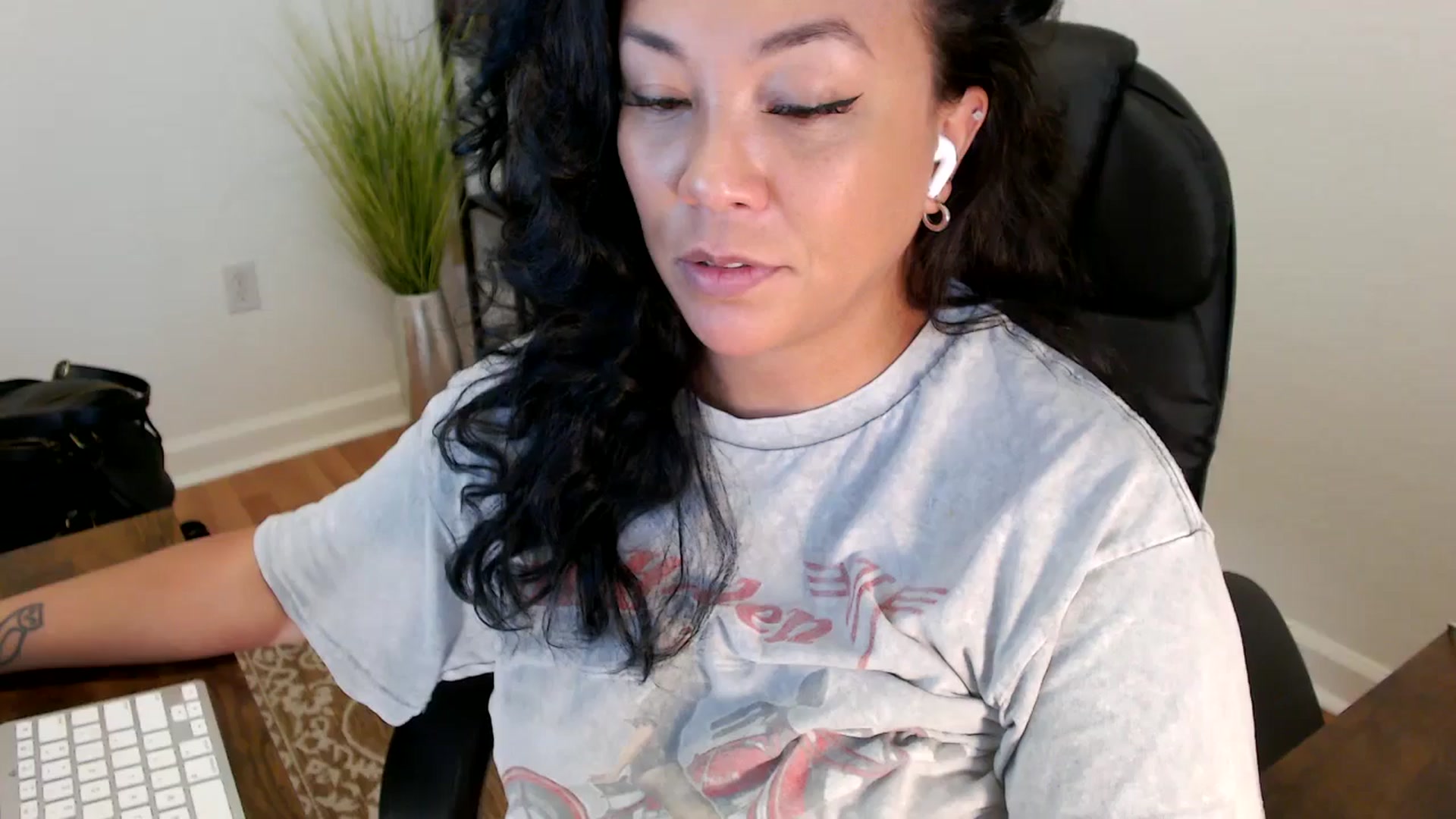 Gallery image thumbnail from MickaylaStar's myfreecams stream on, 06/03/2025, 20:09 image 13 of 20