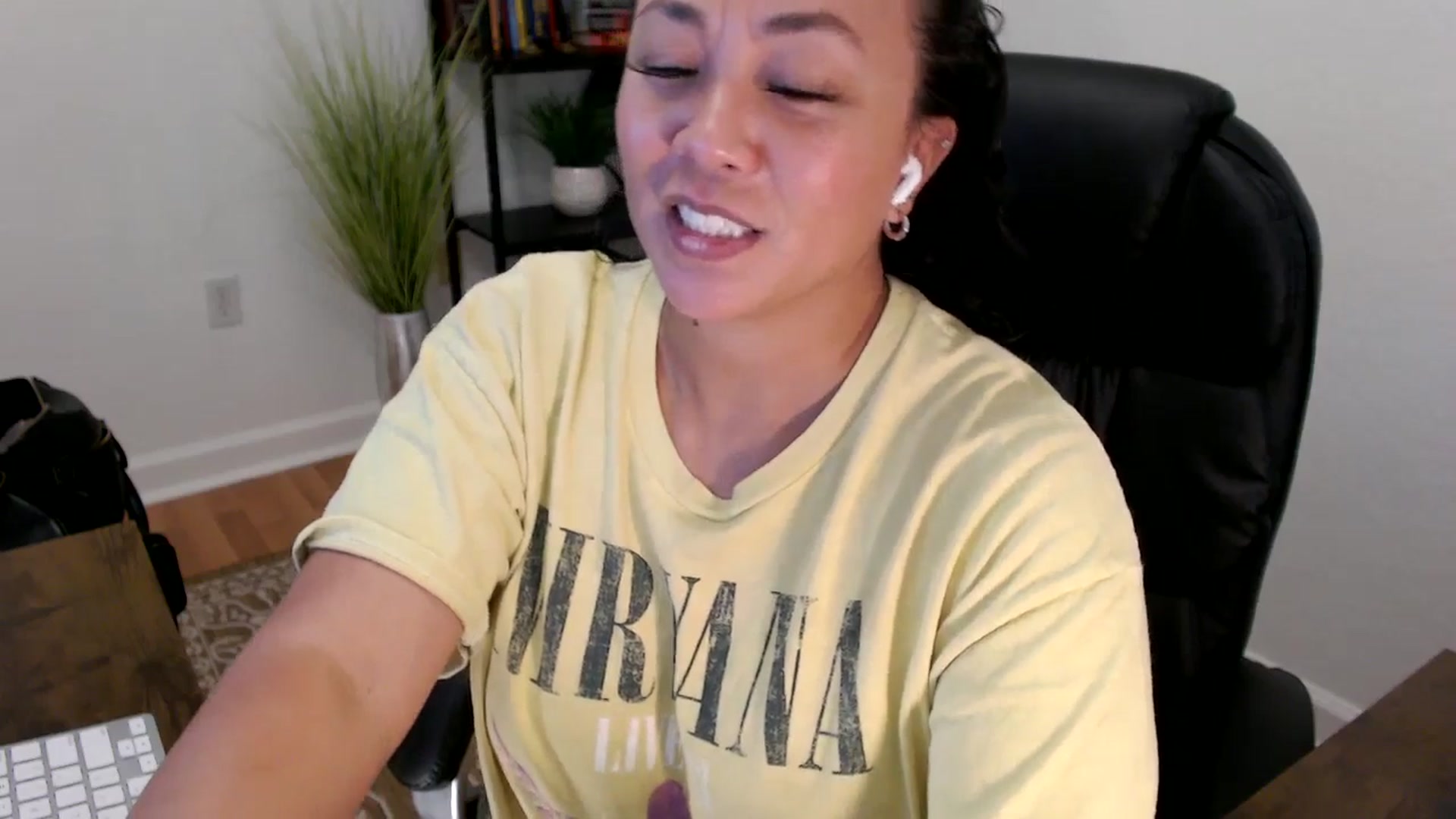 Gallery image thumbnail from MickaylaStar's myfreecams stream on, 06/04/2025, 18:03 image 14 of 20