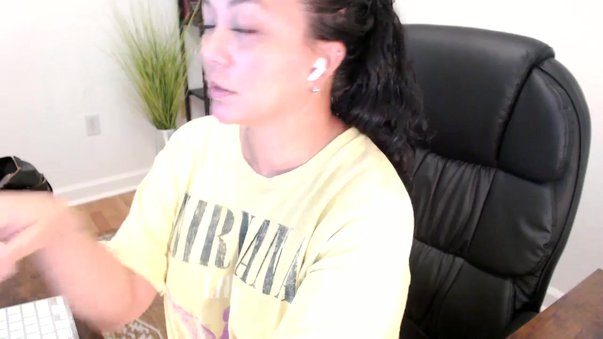 Gallery image thumbnail from MickaylaStar's myfreecams stream on, 06/04/2025, 18:03 image 2 of 20
