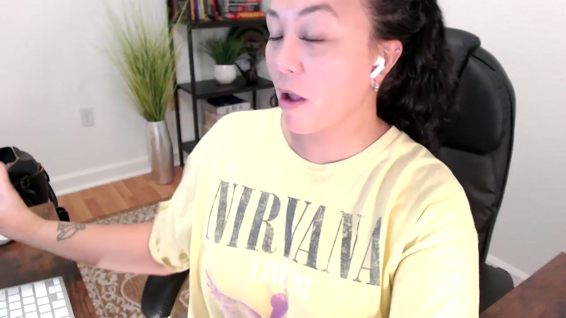 Gallery image thumbnail from MickaylaStar's myfreecams stream on, 06/04/2025, 18:03 image 1 of 20
