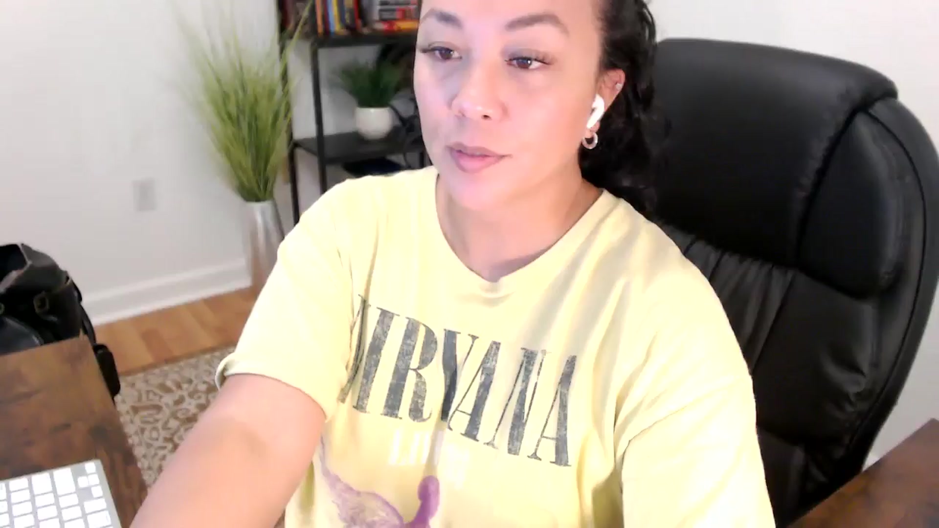 Gallery image thumbnail from MickaylaStar's myfreecams stream on, 06/04/2025, 18:03 image 9 of 20