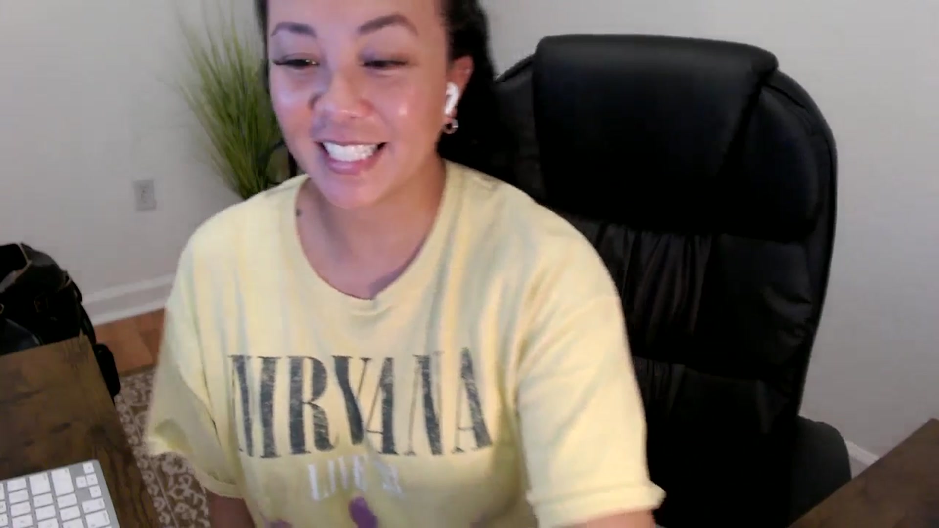 Gallery image thumbnail from MickaylaStar's myfreecams stream on, 06/04/2025, 18:03 image 15 of 20