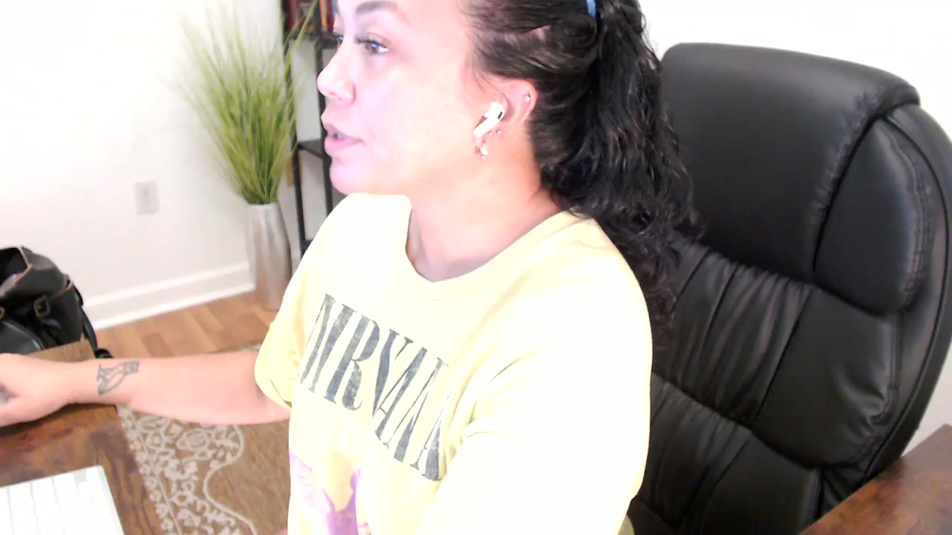 Gallery image thumbnail from MickaylaStar's myfreecams stream on, 06/04/2025, 18:03 image 6 of 20