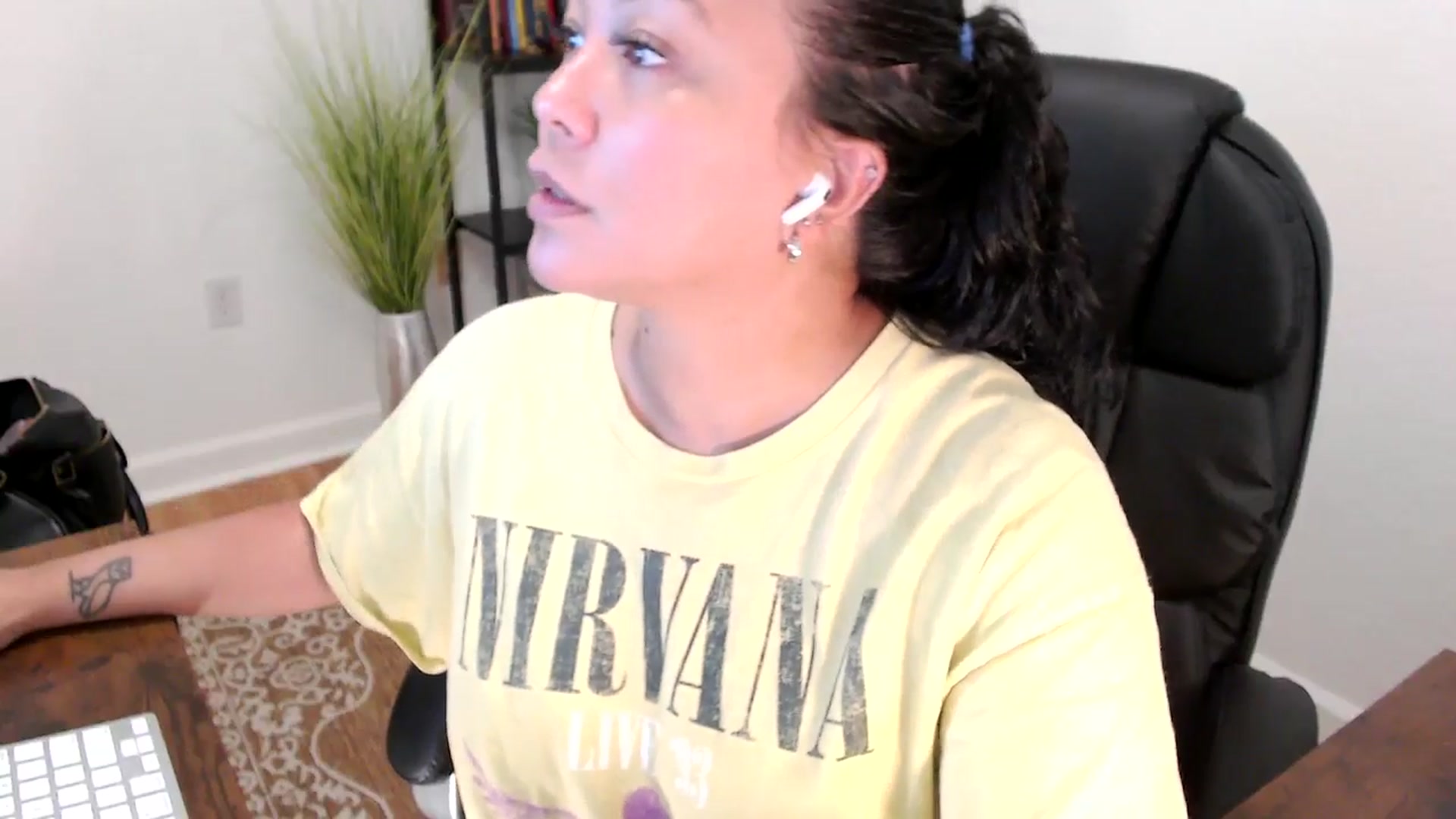Gallery image thumbnail from MickaylaStar's myfreecams stream on, 06/04/2025, 18:03 image 7 of 20