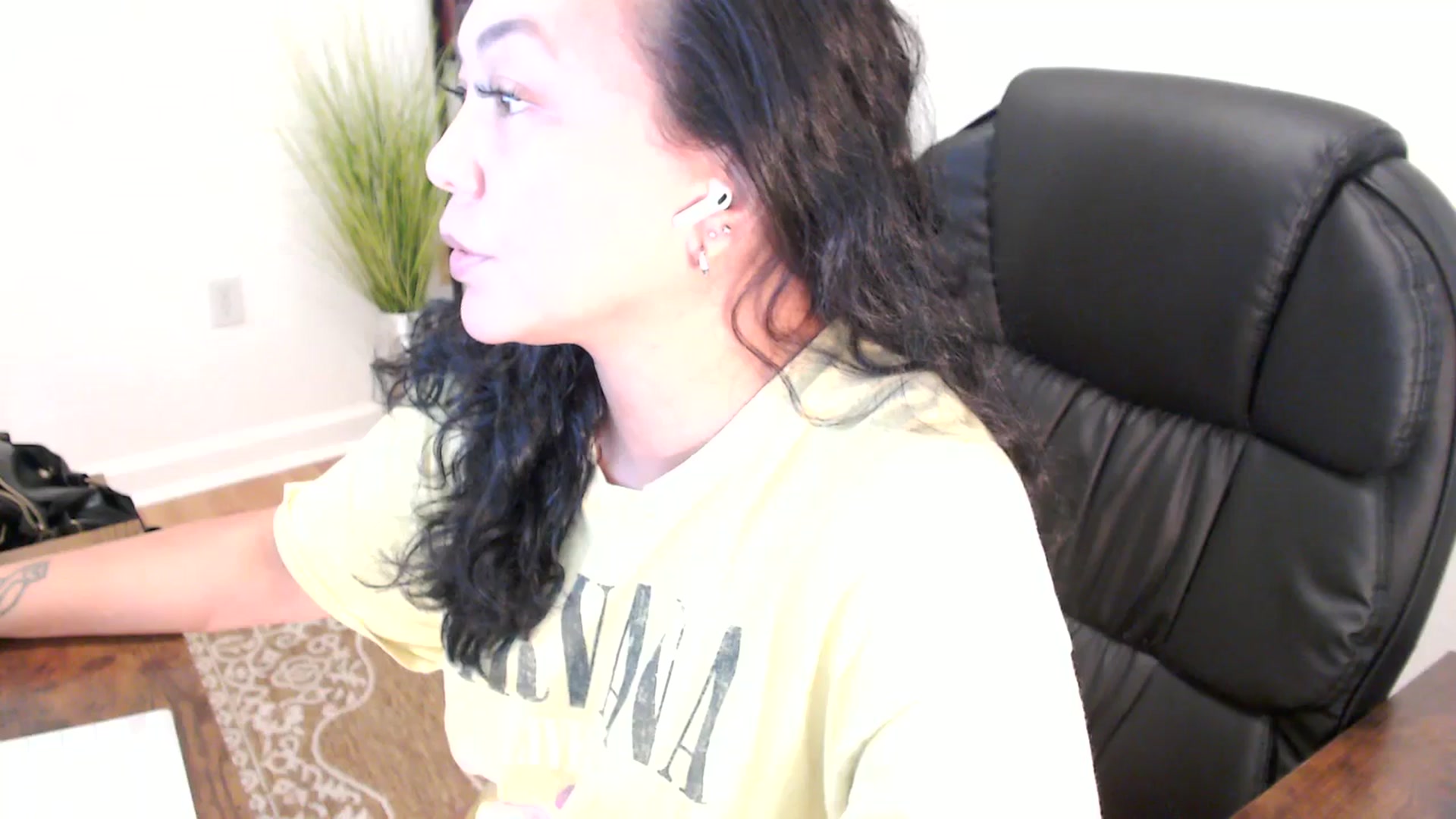 Gallery image thumbnail from MickaylaStar's myfreecams stream on, 06/04/2025, 19:02 image 11 of 20