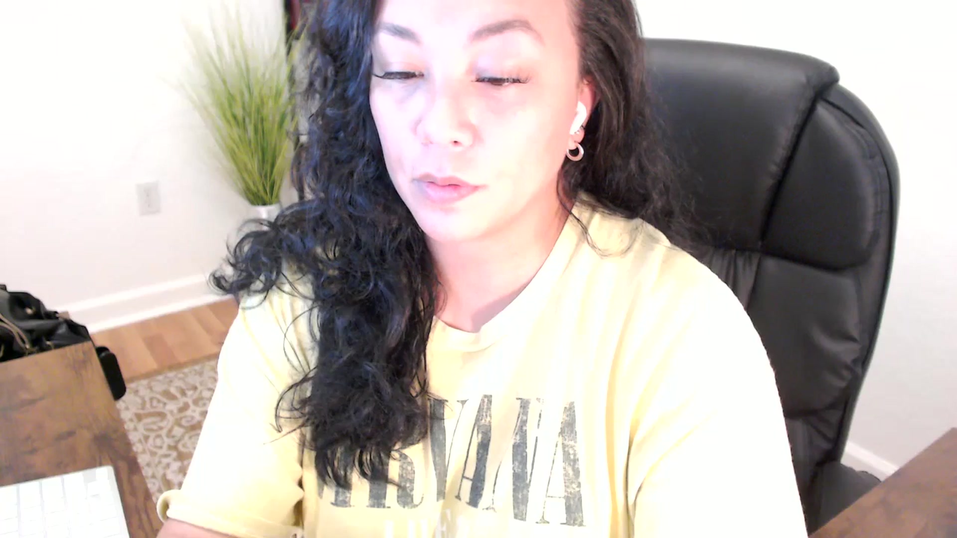 Gallery image thumbnail from MickaylaStar's myfreecams stream on, 06/04/2025, 19:02 image 13 of 20