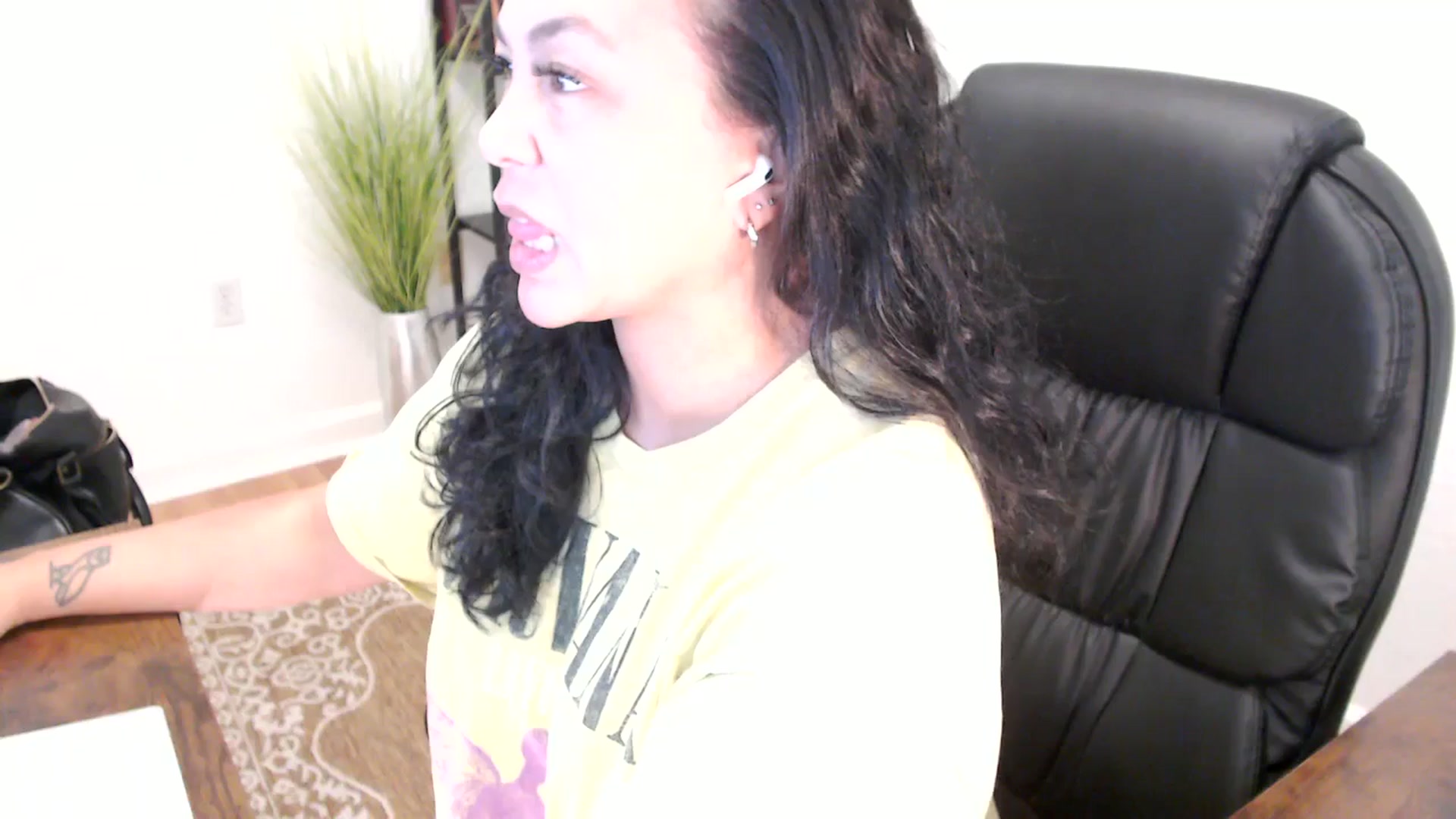 Gallery image thumbnail from MickaylaStar's myfreecams stream on, 06/04/2025, 19:02 image 2 of 20