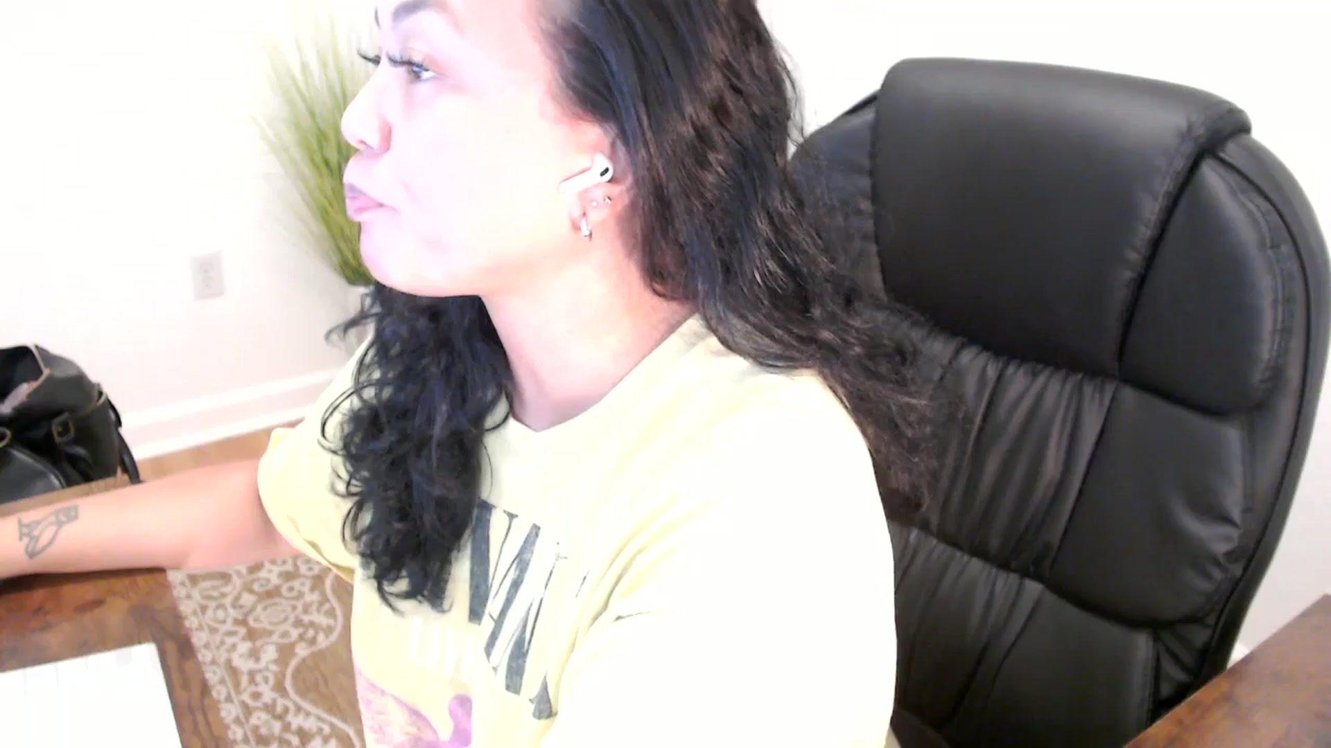 Gallery image thumbnail from MickaylaStar's myfreecams stream on, 06/04/2025, 19:02 image 1 of 20