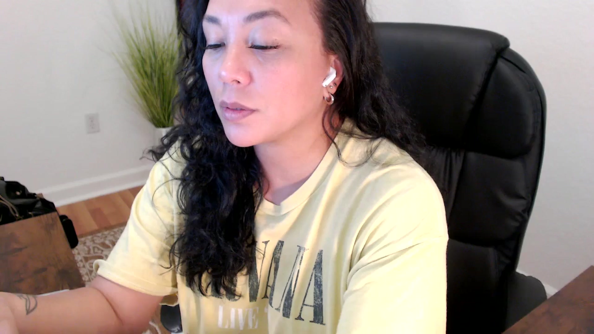 Gallery image thumbnail from MickaylaStar's myfreecams stream on, 06/04/2025, 19:02 image 17 of 20