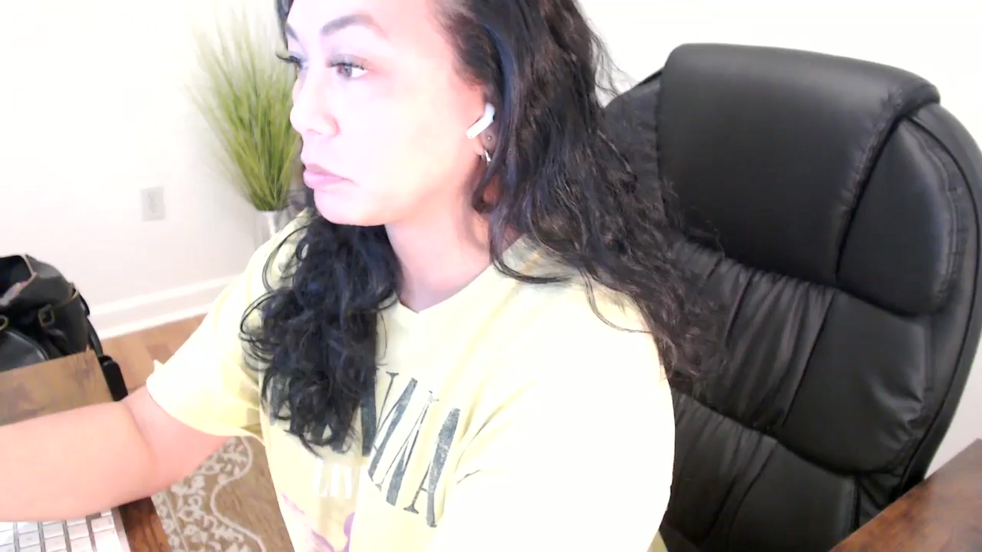 Gallery image thumbnail from MickaylaStar's myfreecams stream on, 06/04/2025, 19:02 image 4 of 20