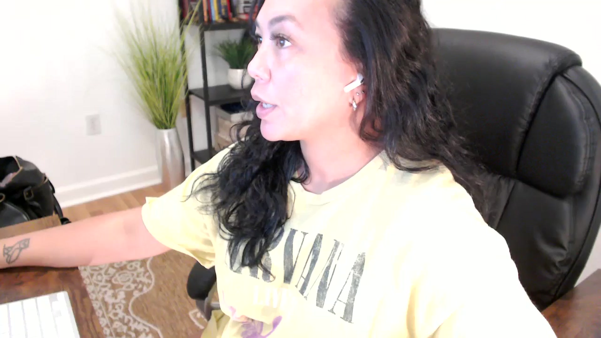Gallery image thumbnail from MickaylaStar's myfreecams stream on, 06/04/2025, 19:02 image 8 of 20