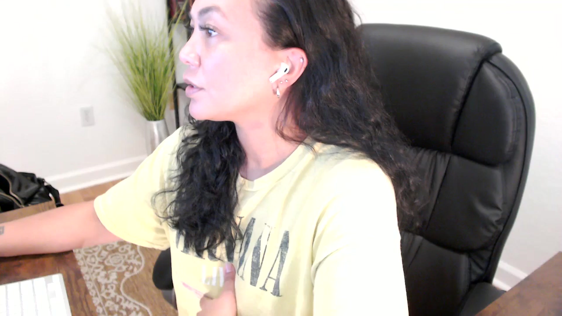 Gallery image thumbnail from MickaylaStar's myfreecams stream on, 06/04/2025, 19:51 image 9 of 20