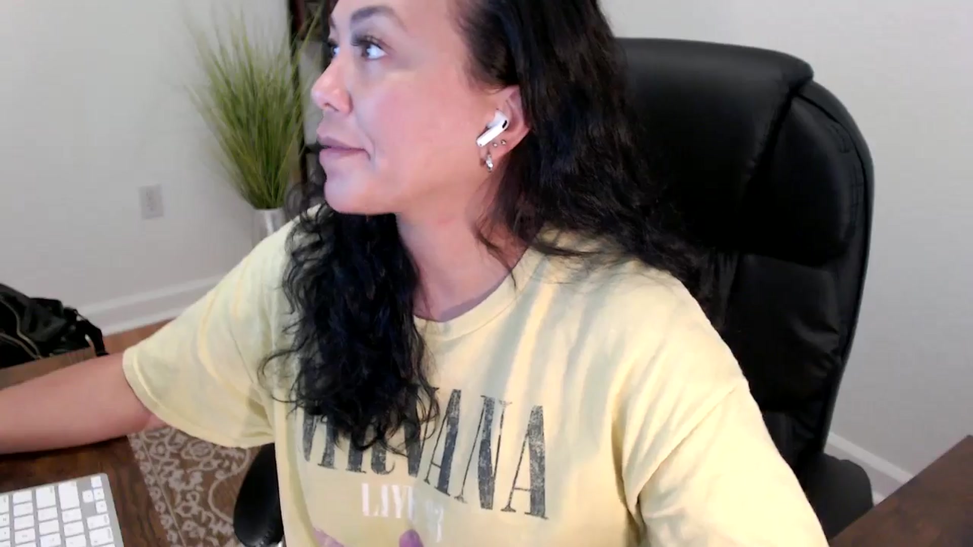 Gallery image thumbnail from MickaylaStar's myfreecams stream on, 06/04/2025, 19:51 image 14 of 20