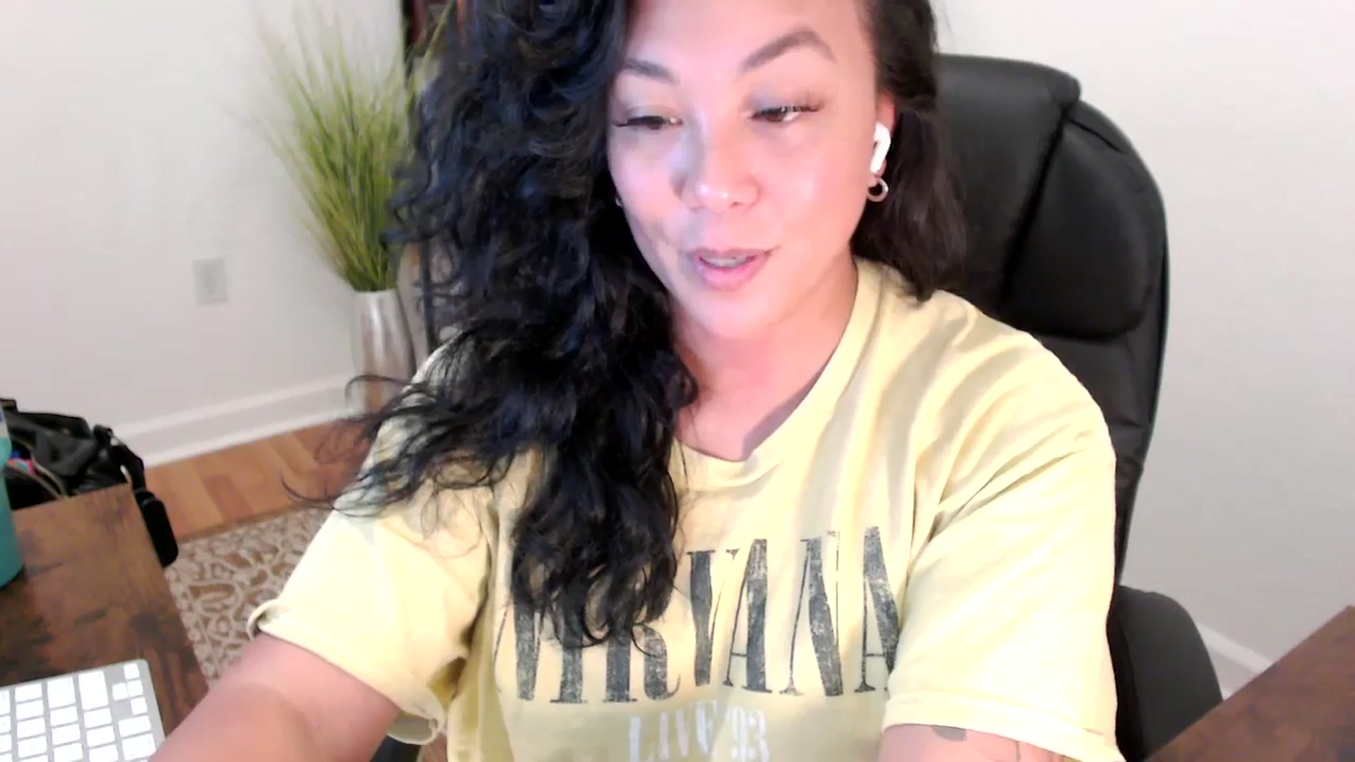 Gallery image thumbnail from MickaylaStar's myfreecams stream on, 06/04/2025, 20:25 image 19 of 20