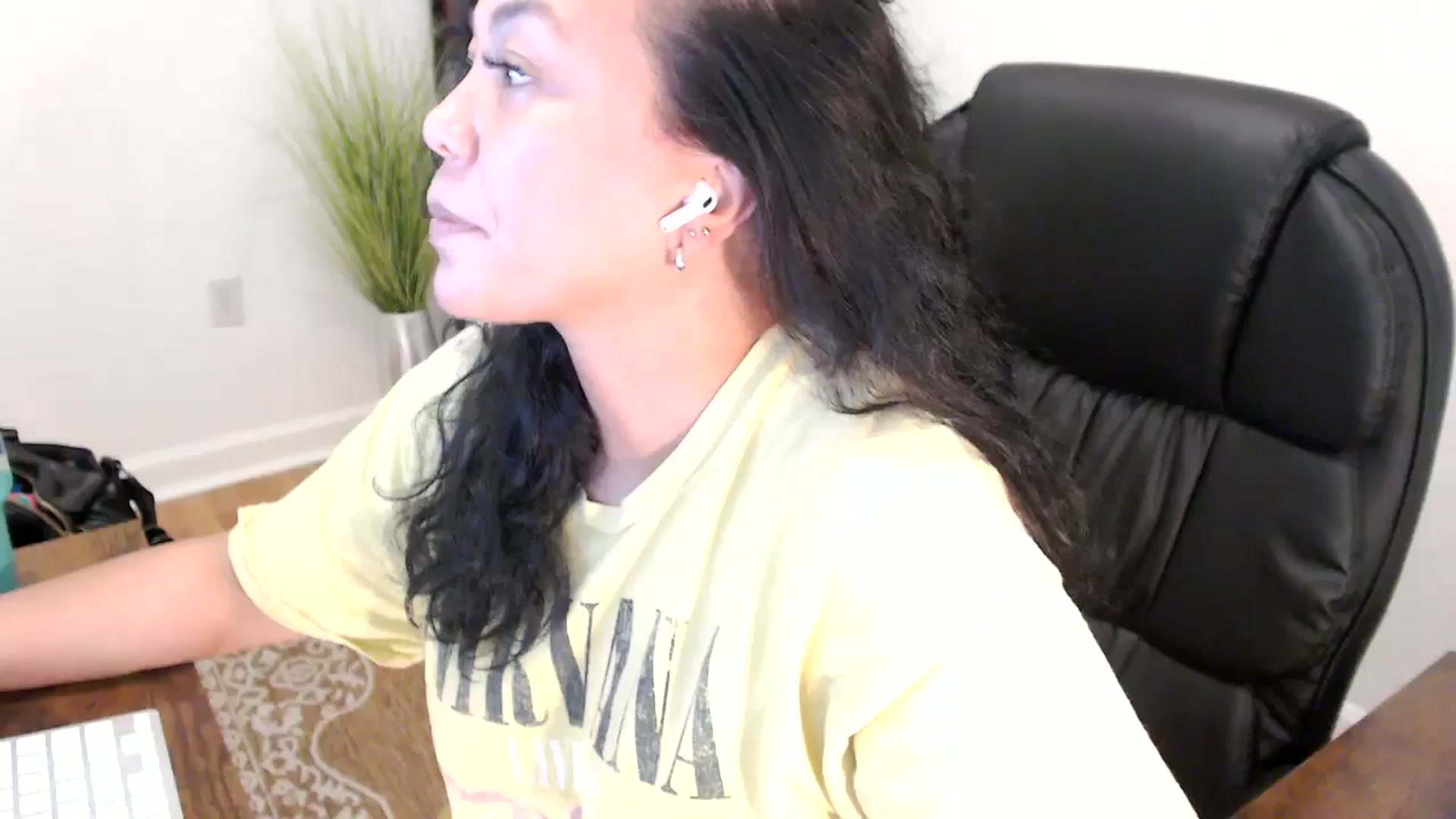 Gallery image thumbnail from MickaylaStar's myfreecams stream on, 06/04/2025, 20:25 image 13 of 20