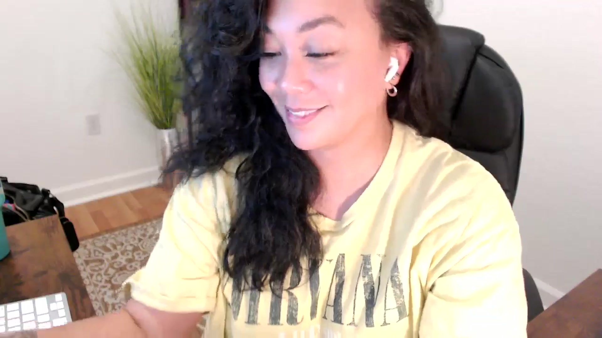 Gallery image thumbnail from MickaylaStar's myfreecams stream on, 06/04/2025, 20:25 image 11 of 20