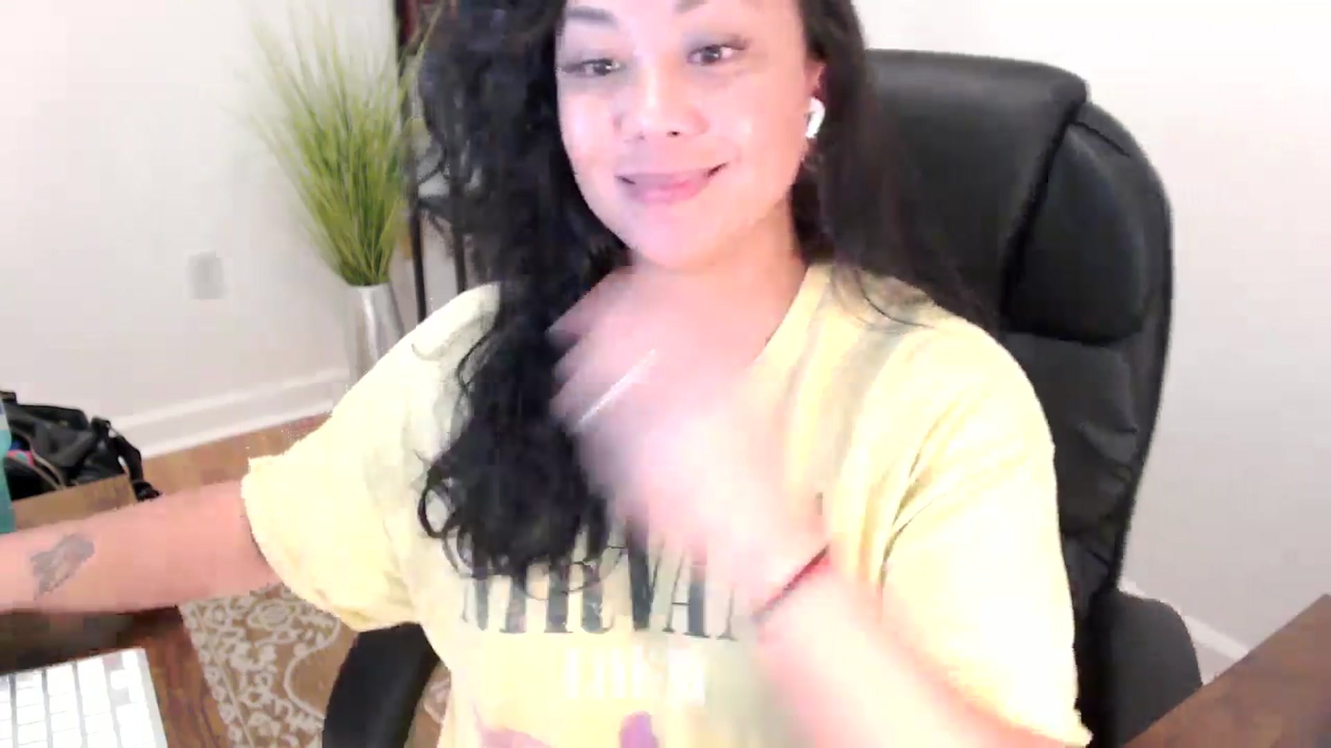 Gallery image thumbnail from MickaylaStar's myfreecams stream on, 06/04/2025, 20:25 image 10 of 20