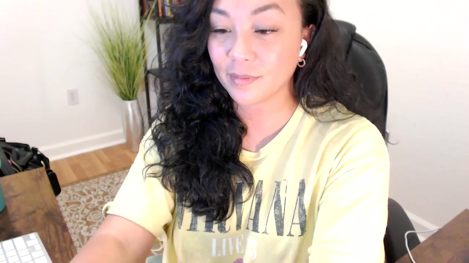 Gallery image thumbnail from MickaylaStar's myfreecams stream on, 06/04/2025, 20:54 image 17 of 20