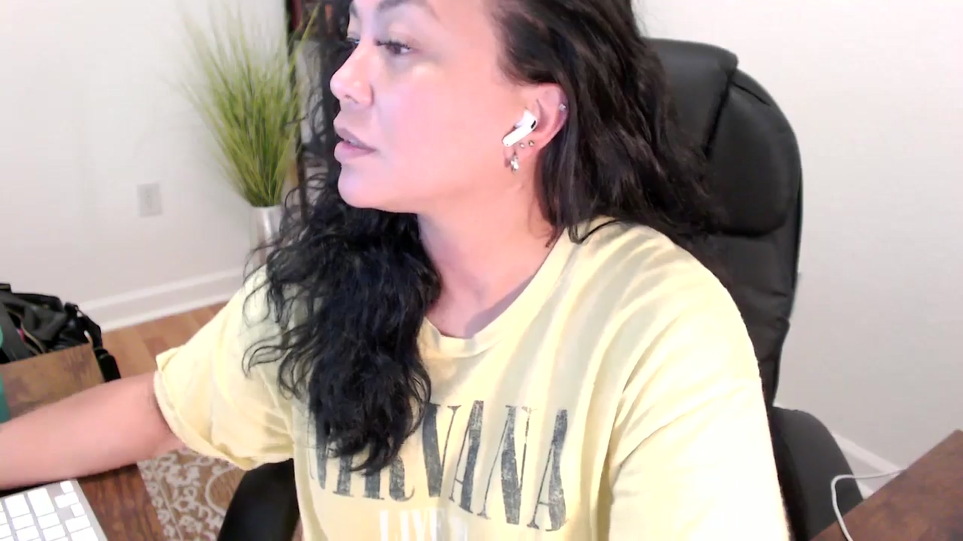 Gallery image thumbnail from MickaylaStar's myfreecams stream on, 06/04/2025, 20:54 image 18 of 20
