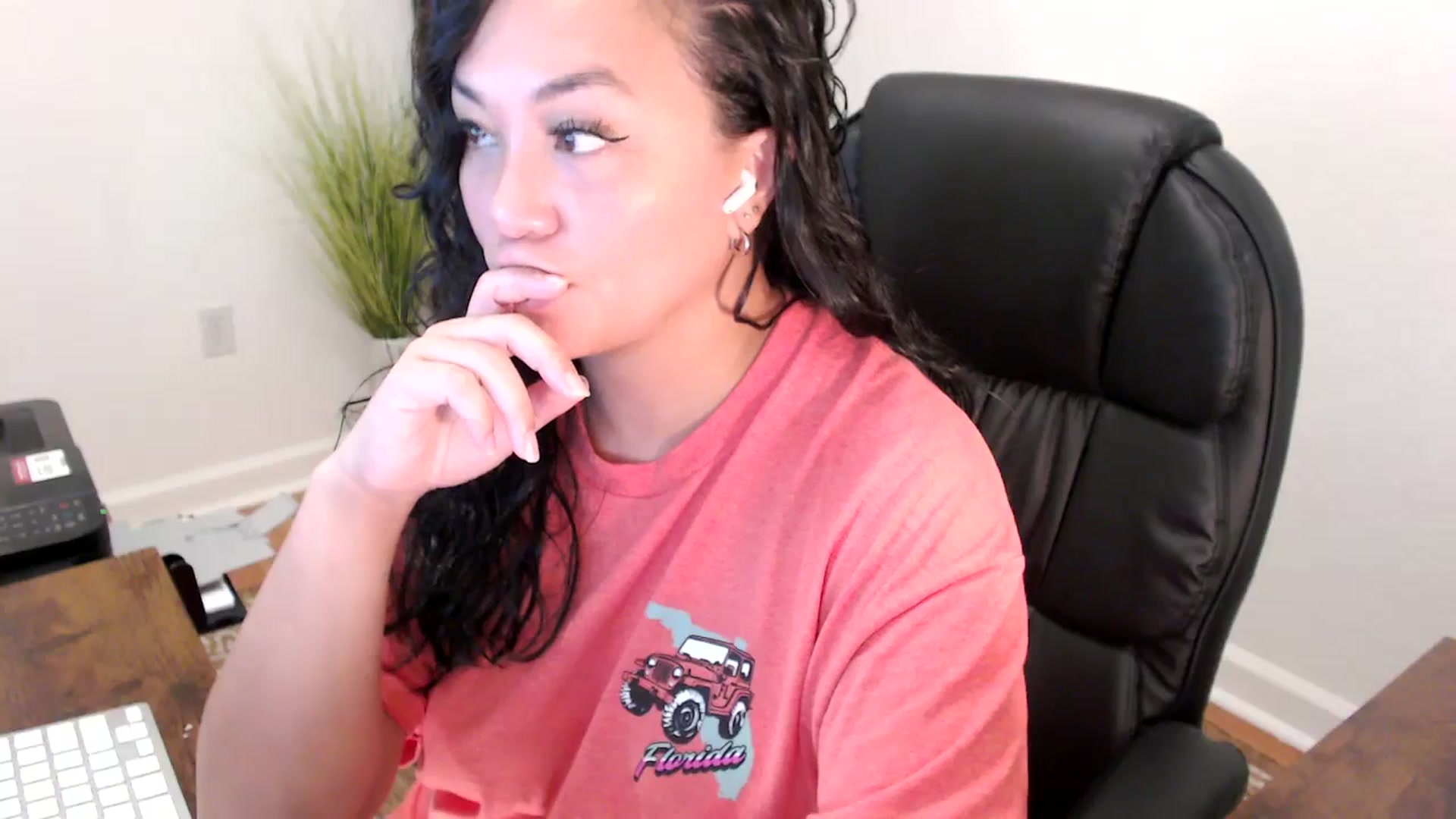 Gallery image thumbnail from MickaylaStar's myfreecams stream on, 06/05/2025, 16:36 image 17 of 20