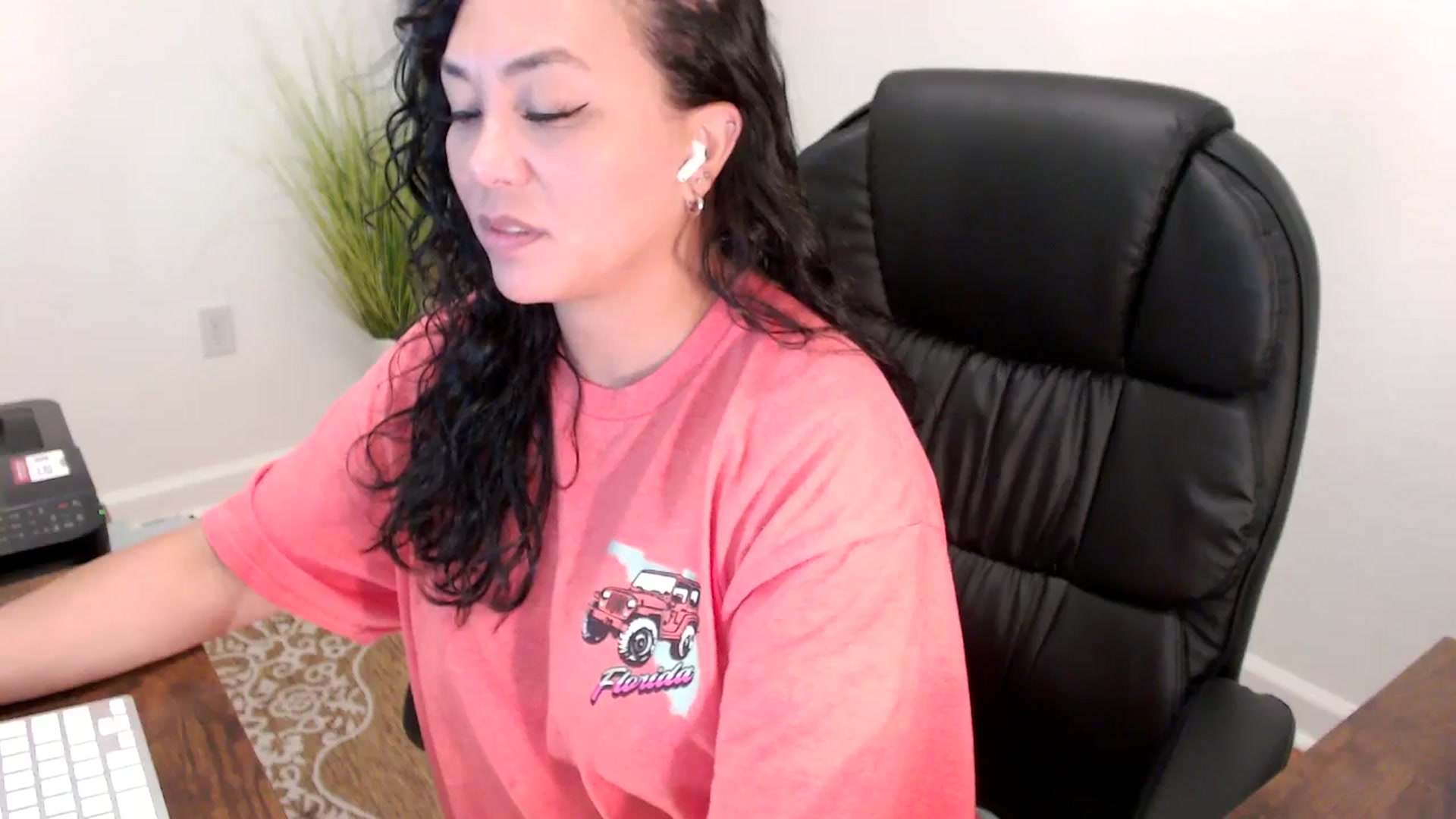 Gallery image thumbnail from MickaylaStar's myfreecams stream on, 06/05/2025, 17:23 image 17 of 20