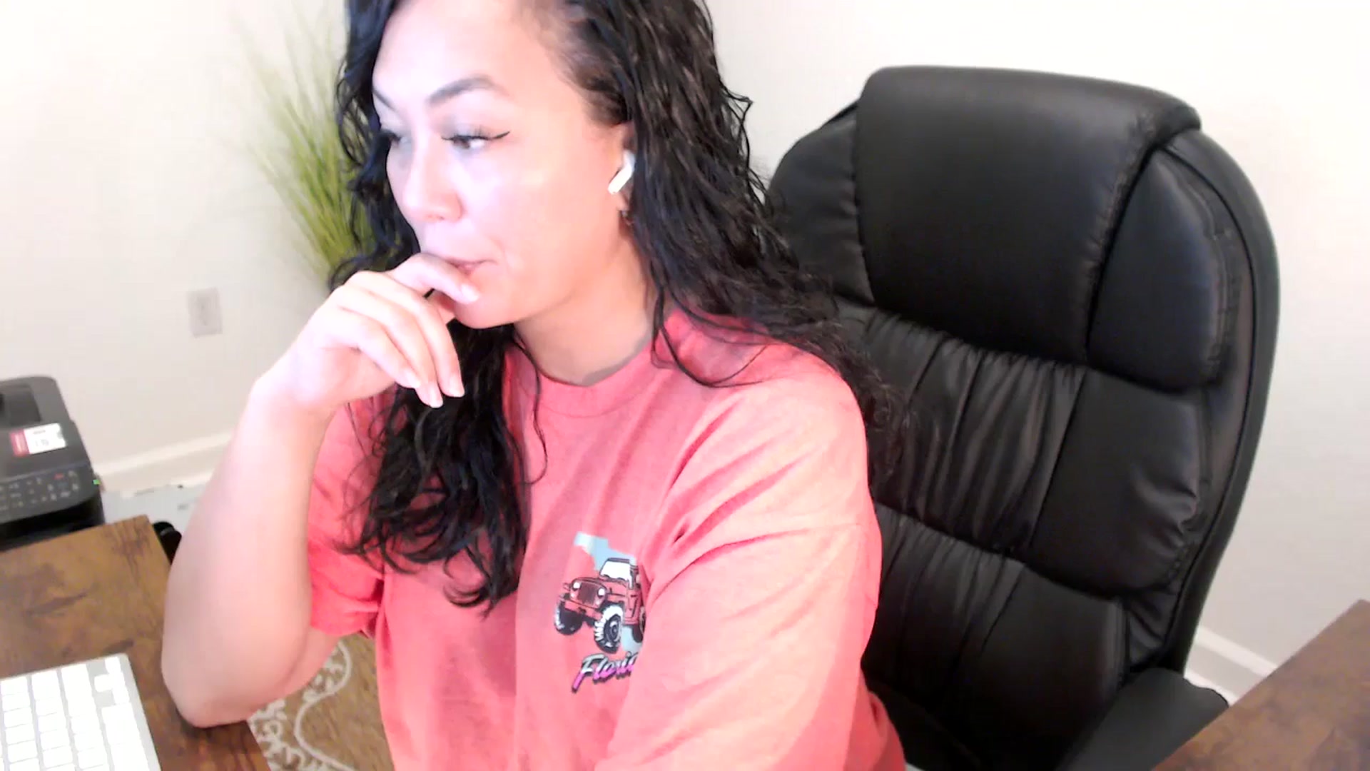 Gallery image thumbnail from MickaylaStar's myfreecams stream on, 06/05/2025, 17:23 image 12 of 20