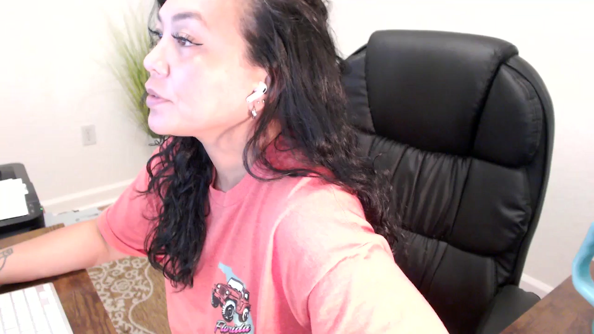 Gallery image thumbnail from MickaylaStar's myfreecams stream on, 06/05/2025, 18:40 image 17 of 20