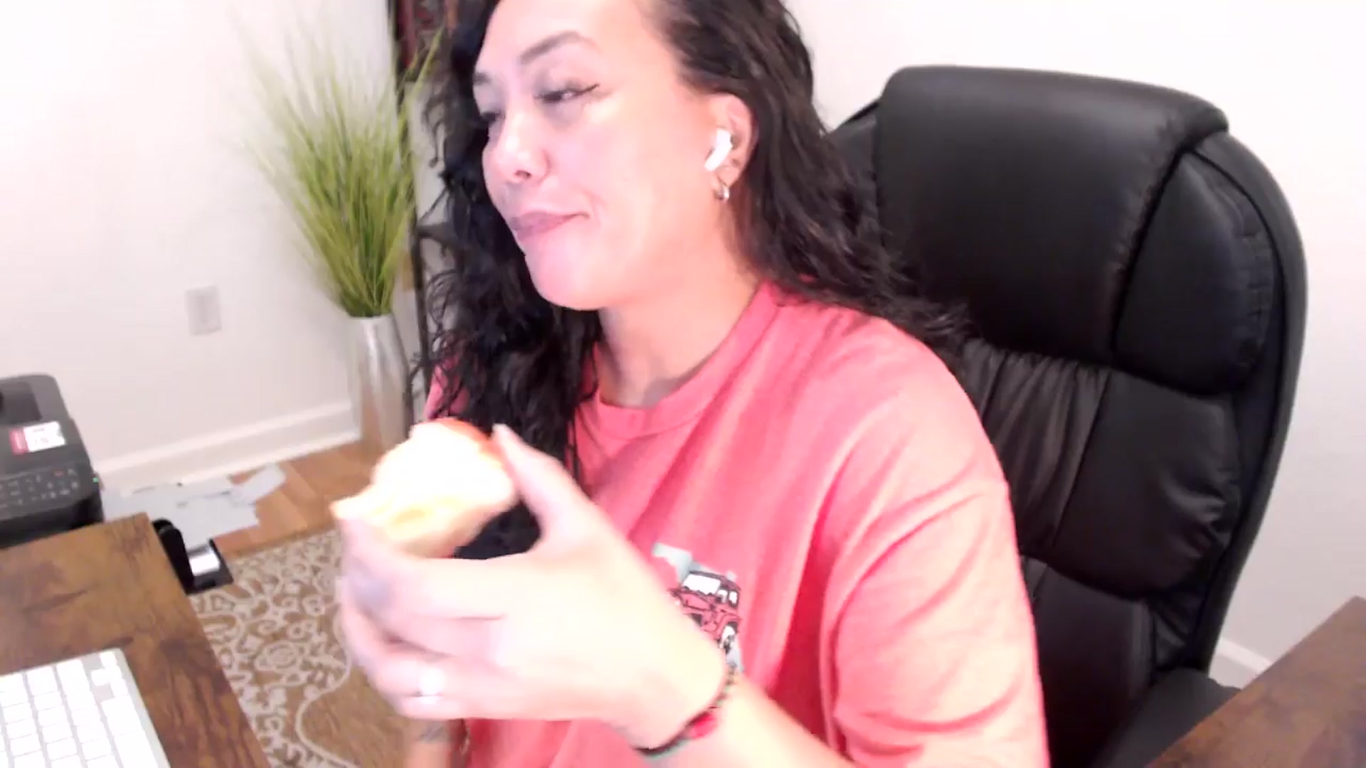 Gallery image thumbnail from MickaylaStar's myfreecams stream on, 06/05/2025, 18:40 image 4 of 20