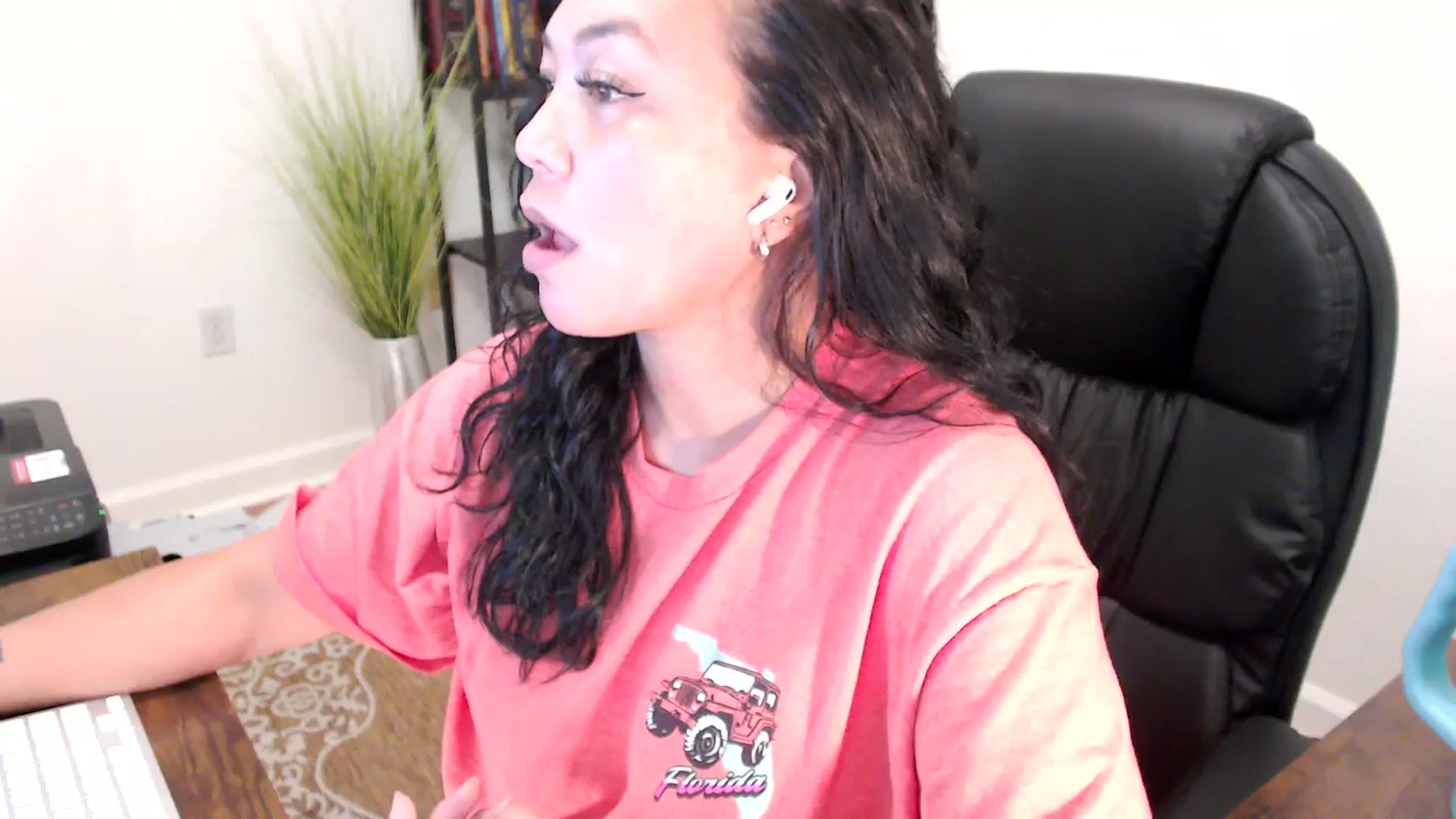 Gallery image thumbnail from MickaylaStar's myfreecams stream on, 06/05/2025, 18:40 image 7 of 20