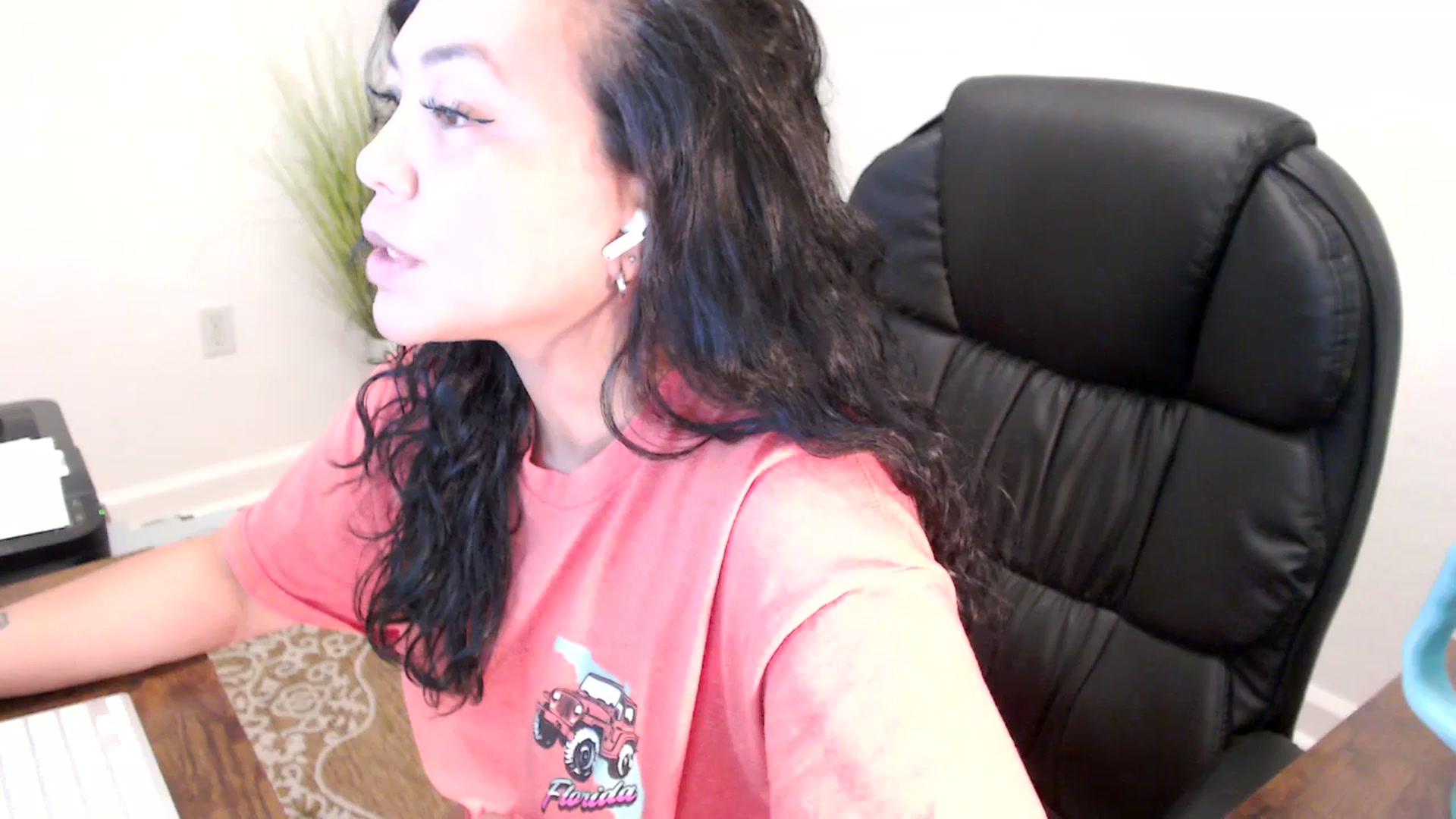 Gallery image thumbnail from MickaylaStar's myfreecams stream on, 06/05/2025, 18:40 image 18 of 20