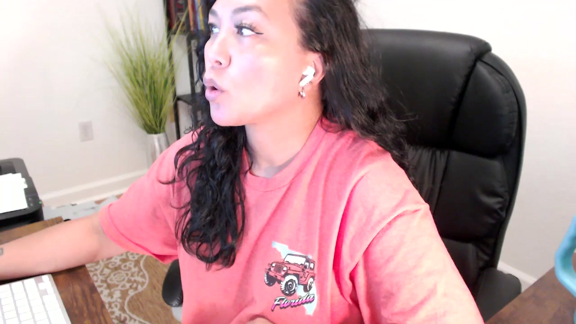 Gallery image thumbnail from MickaylaStar's myfreecams stream on, 06/05/2025, 18:40 image 16 of 20