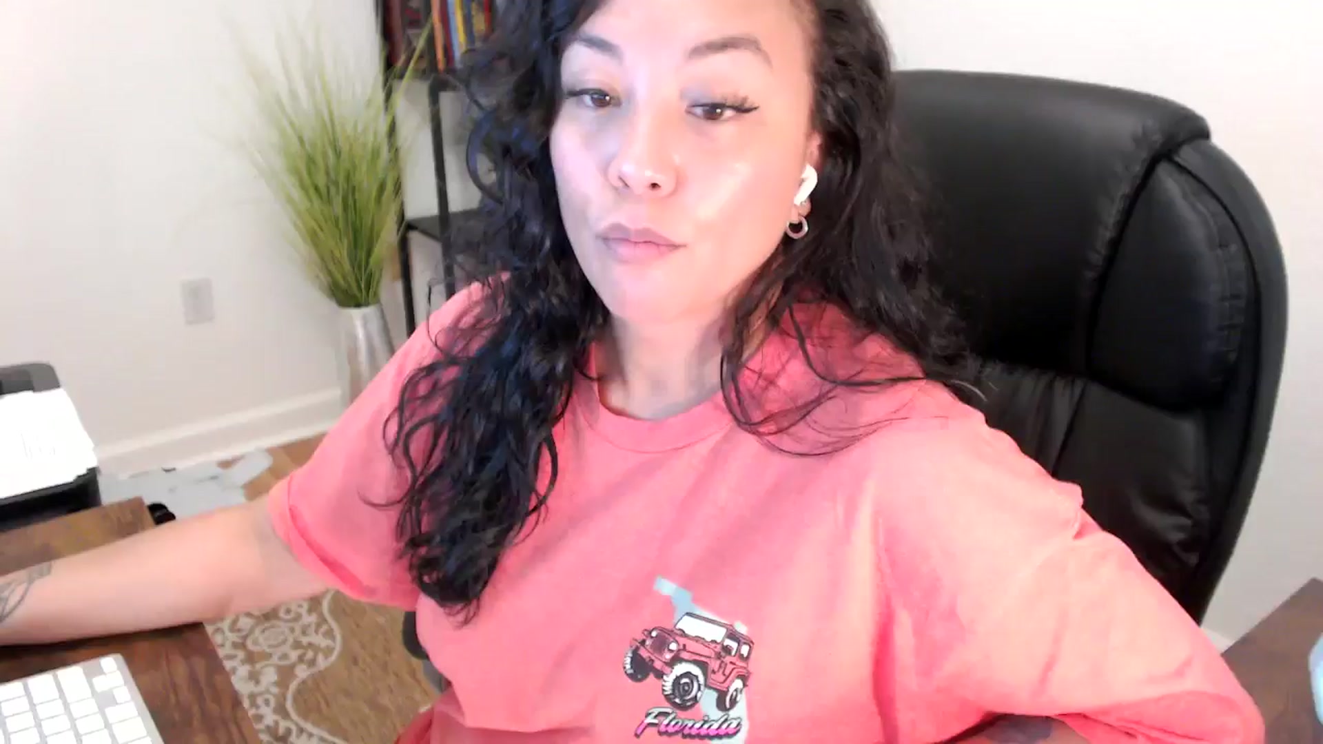Gallery image thumbnail from MickaylaStar's myfreecams stream on, 06/05/2025, 19:24 image 17 of 20